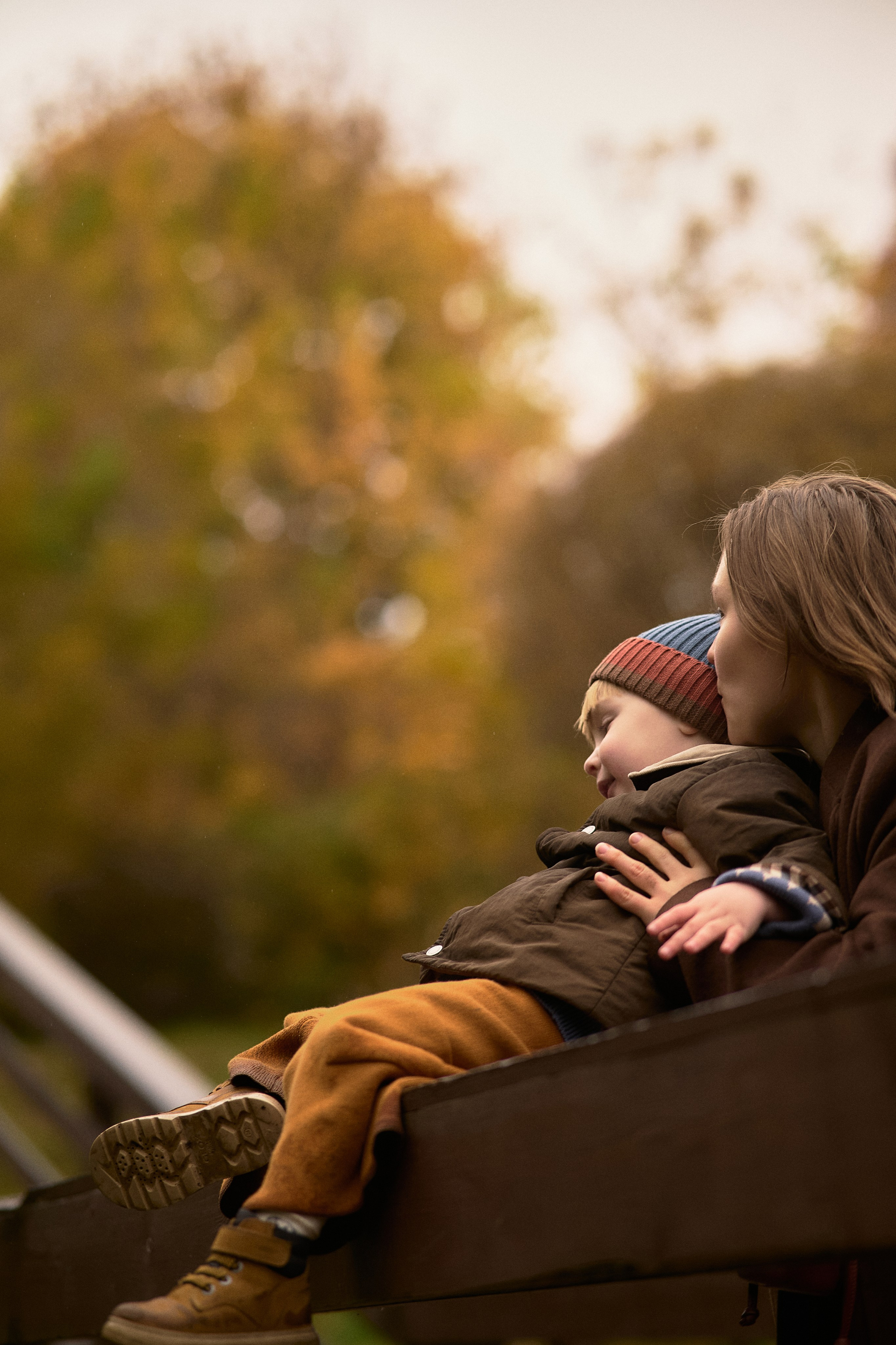 Света и Илюша под дождём. Семейный и свадебный lifestyle-фотограф в Москве Мария Петрова