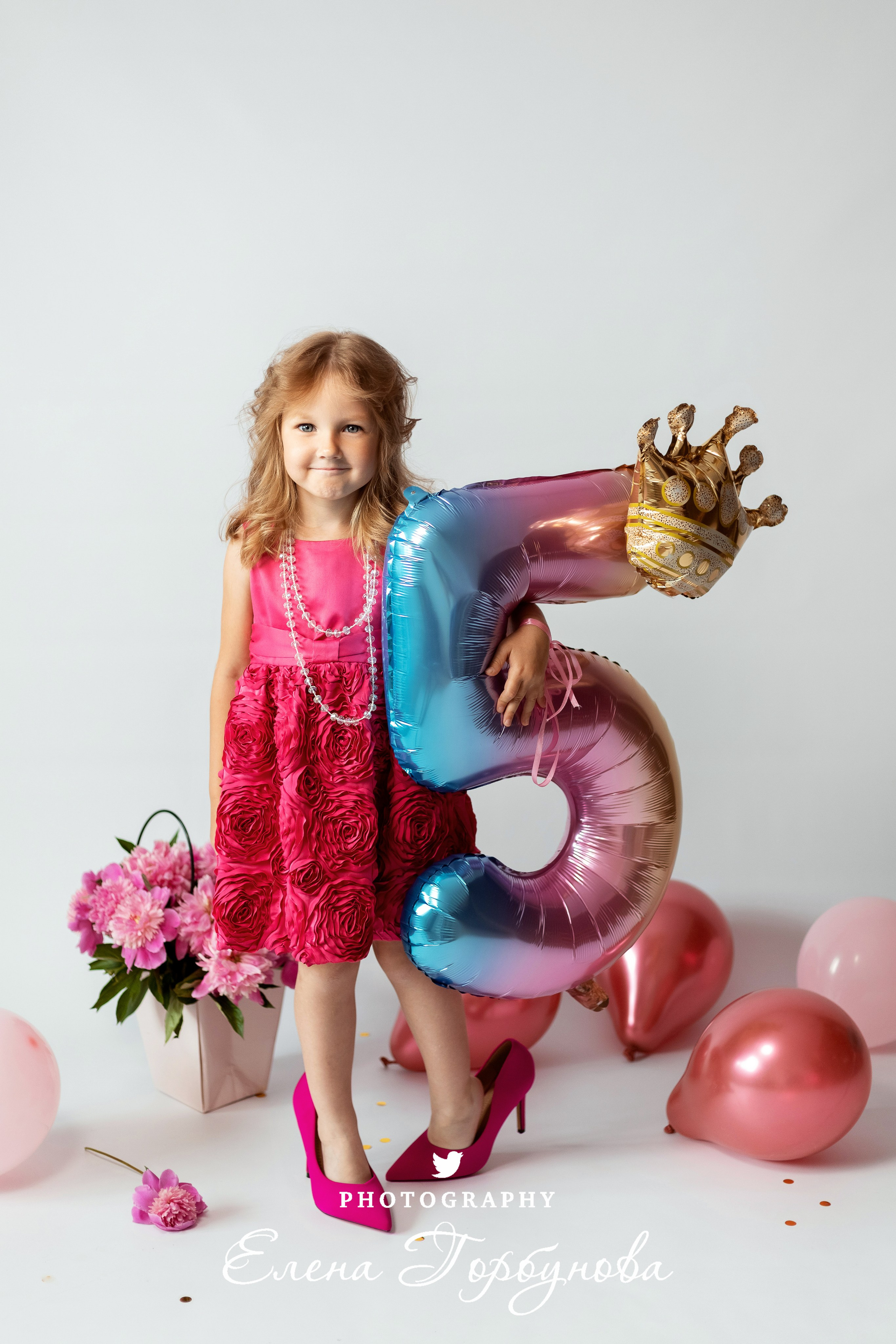 день рождения у девочки в розовом платье на фотосессии в студии с надувной цифрой 5.