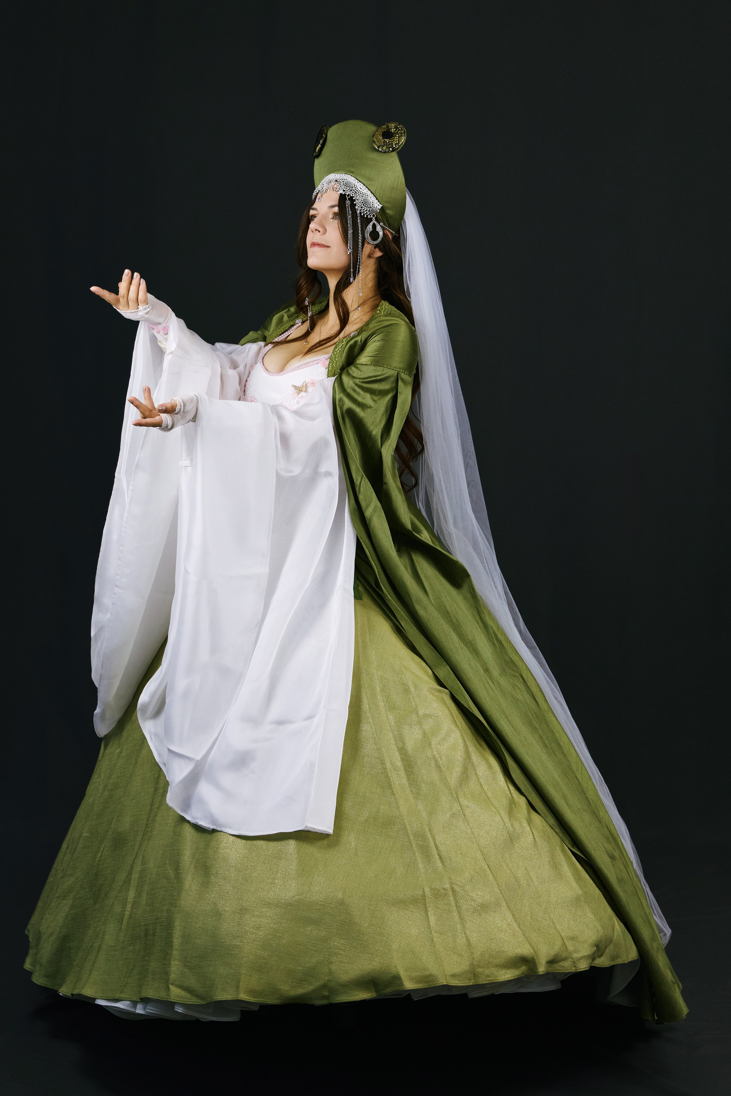 Царевна-лягушка - идеальный косплей для среды на тёмно-сером фоне