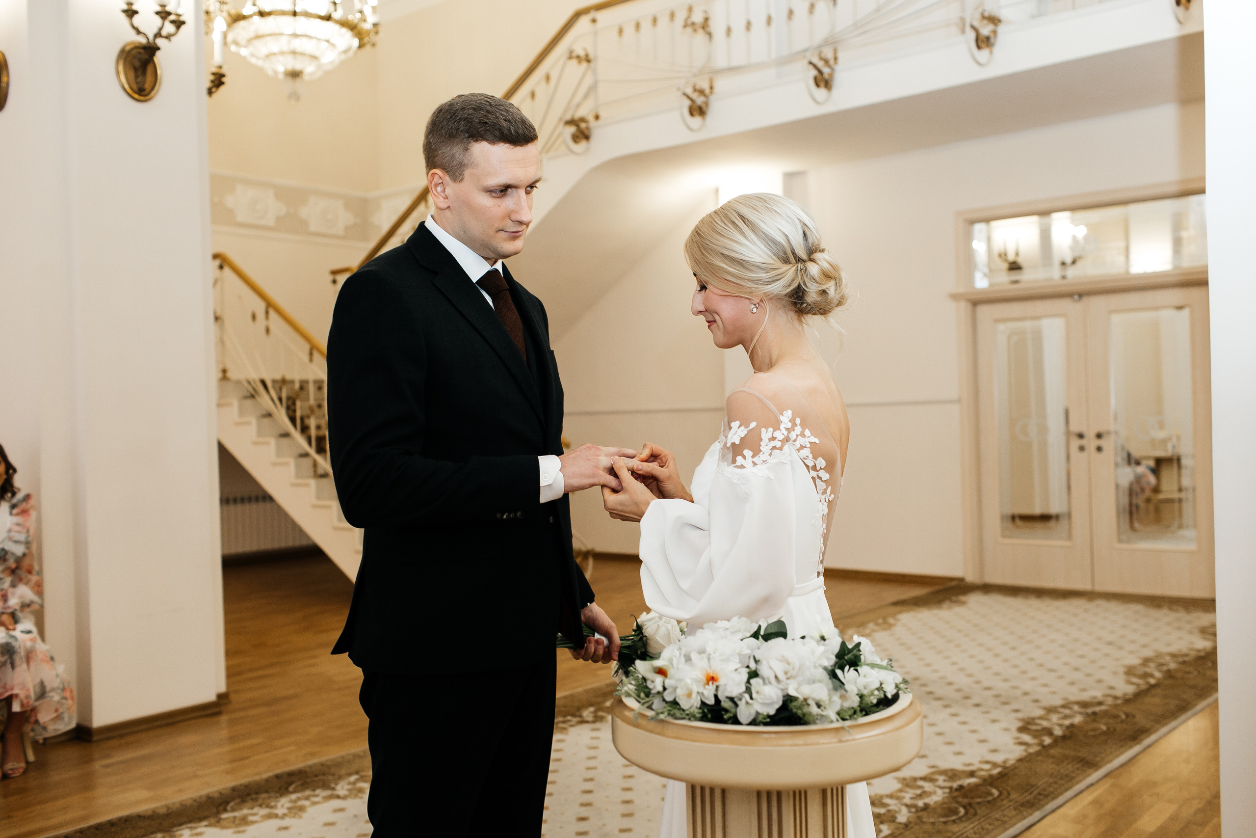 Невеста с женихом меняются кольцами