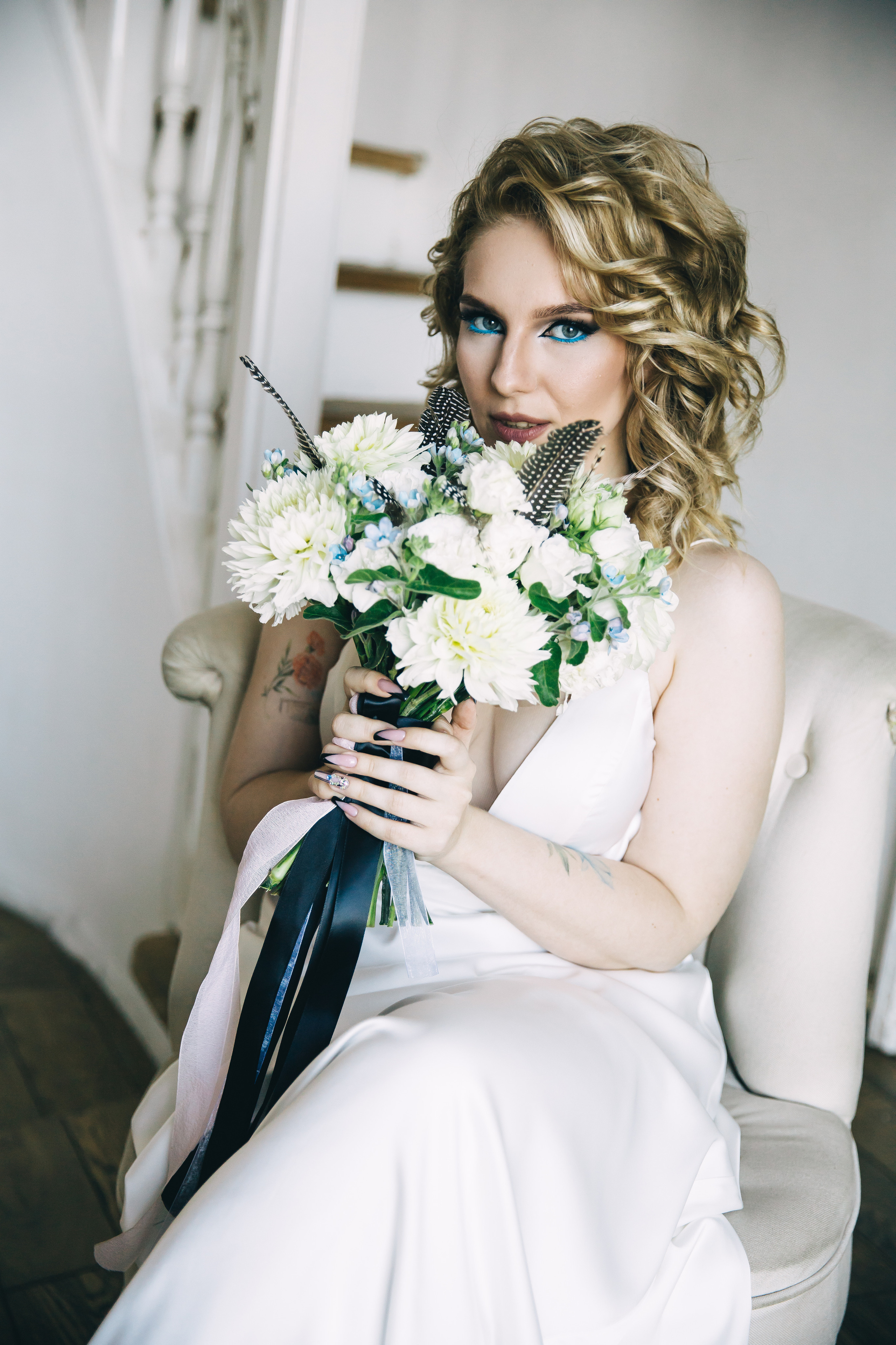 Невеста держит красивый букет