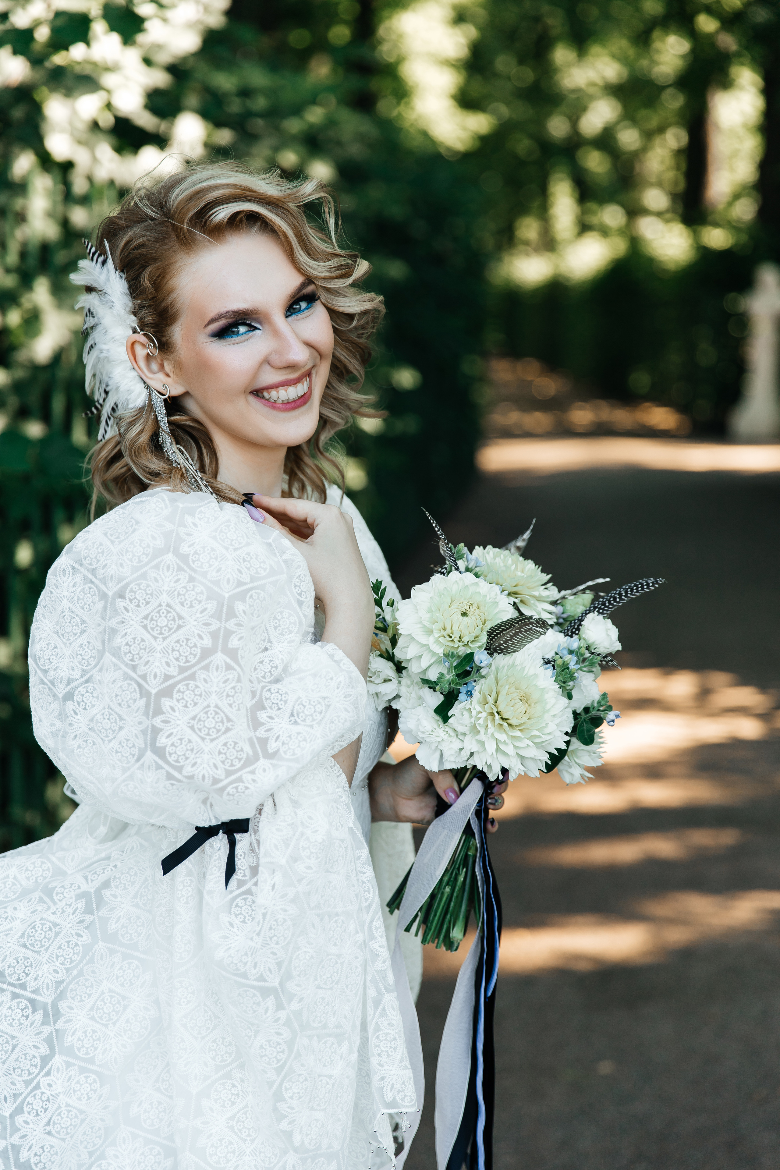 Счастливая невеста гуляет по парку