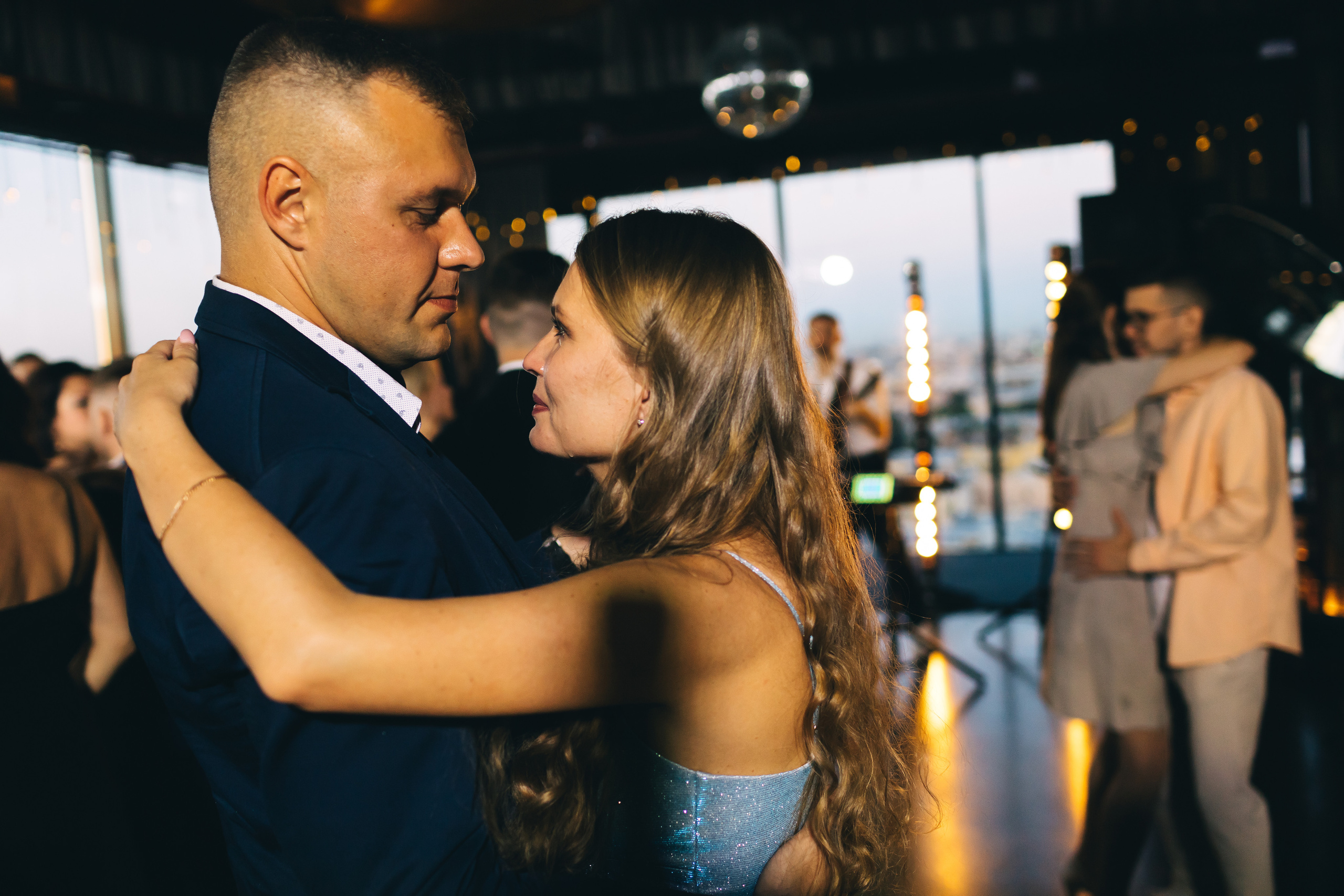 Свадебный танец гостей и молодоженов