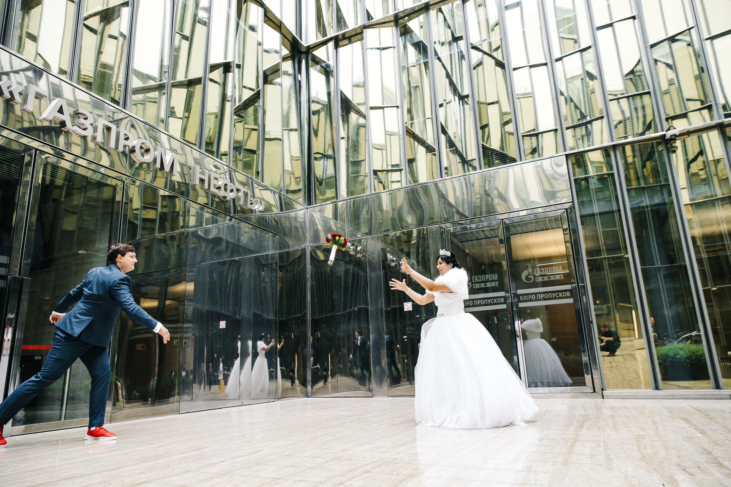 Жених и невеста кидают букет друг другу