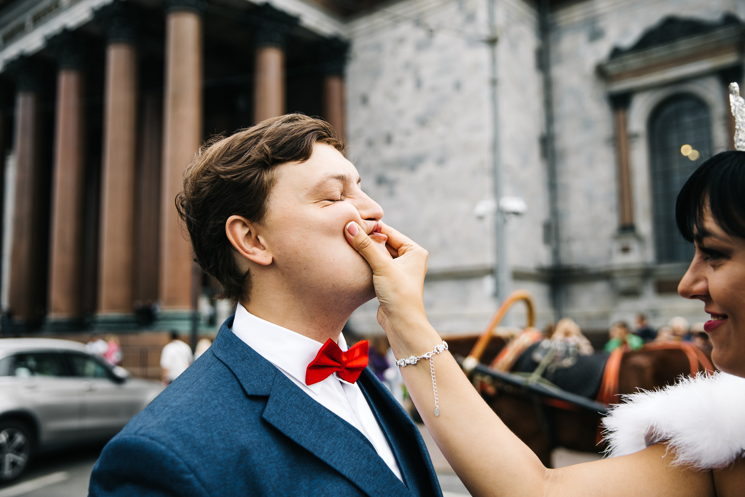 Схватила за нос на свадьбе