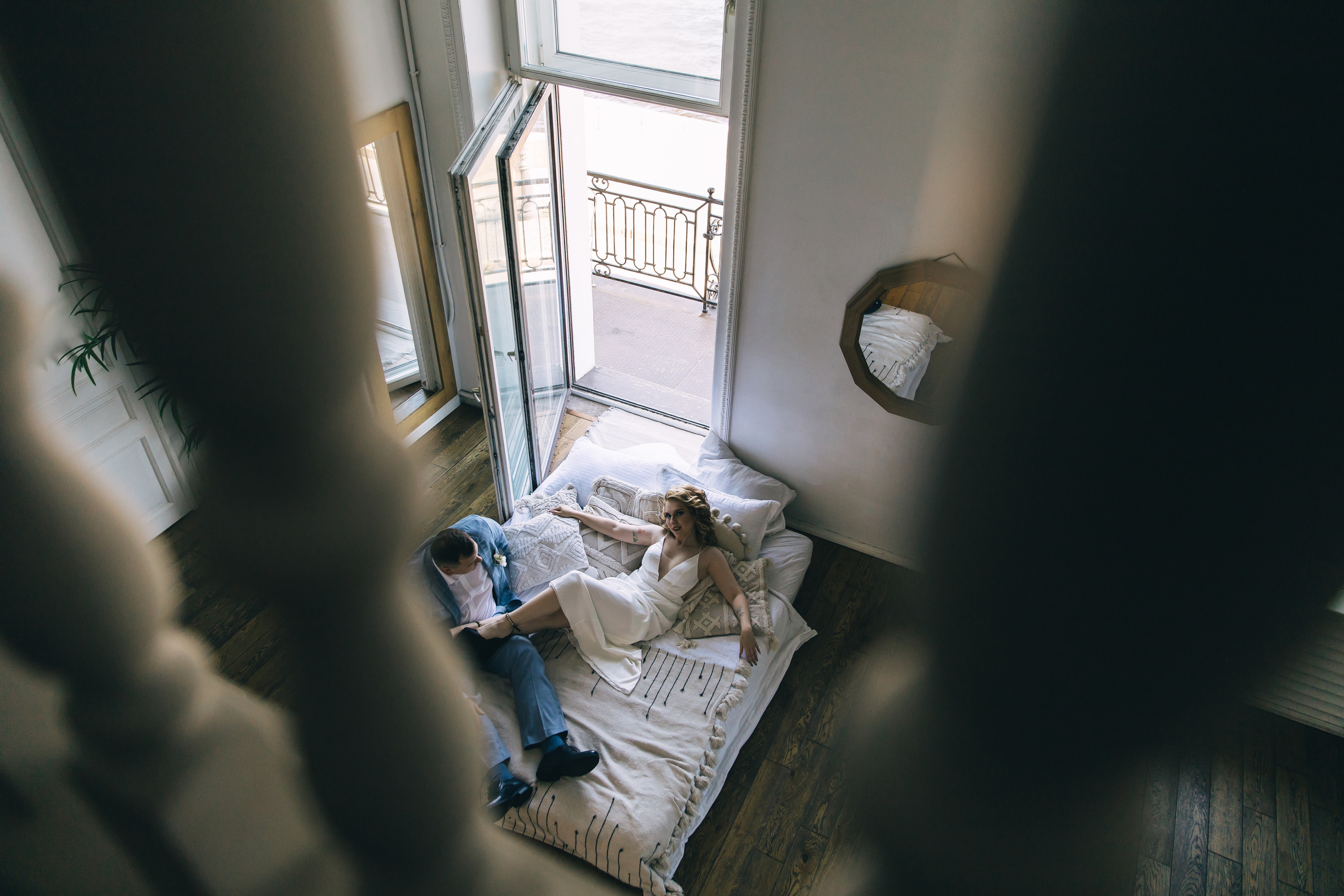 Подглядываю за женихом и невестой