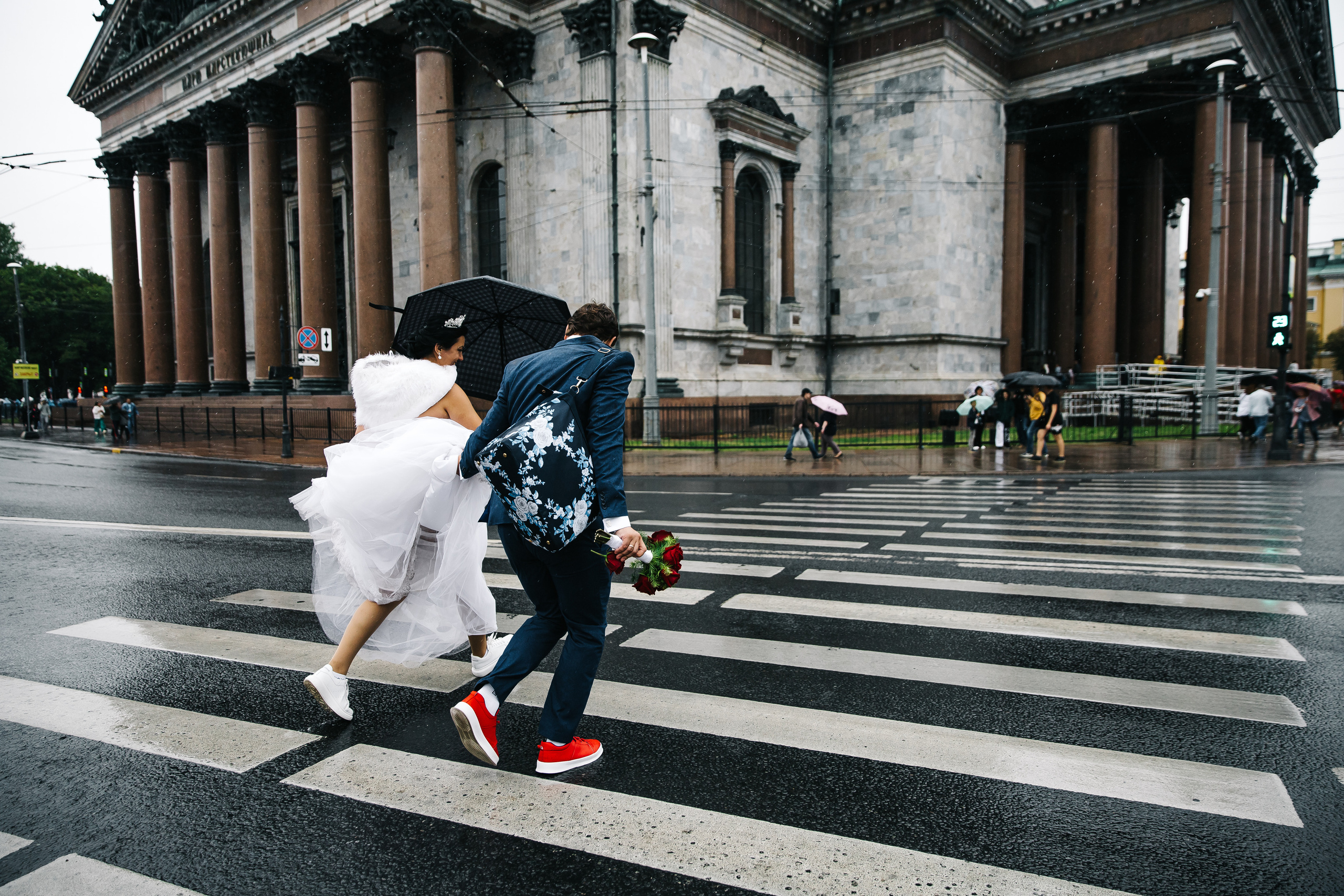 Жених и невеста попали под дождь