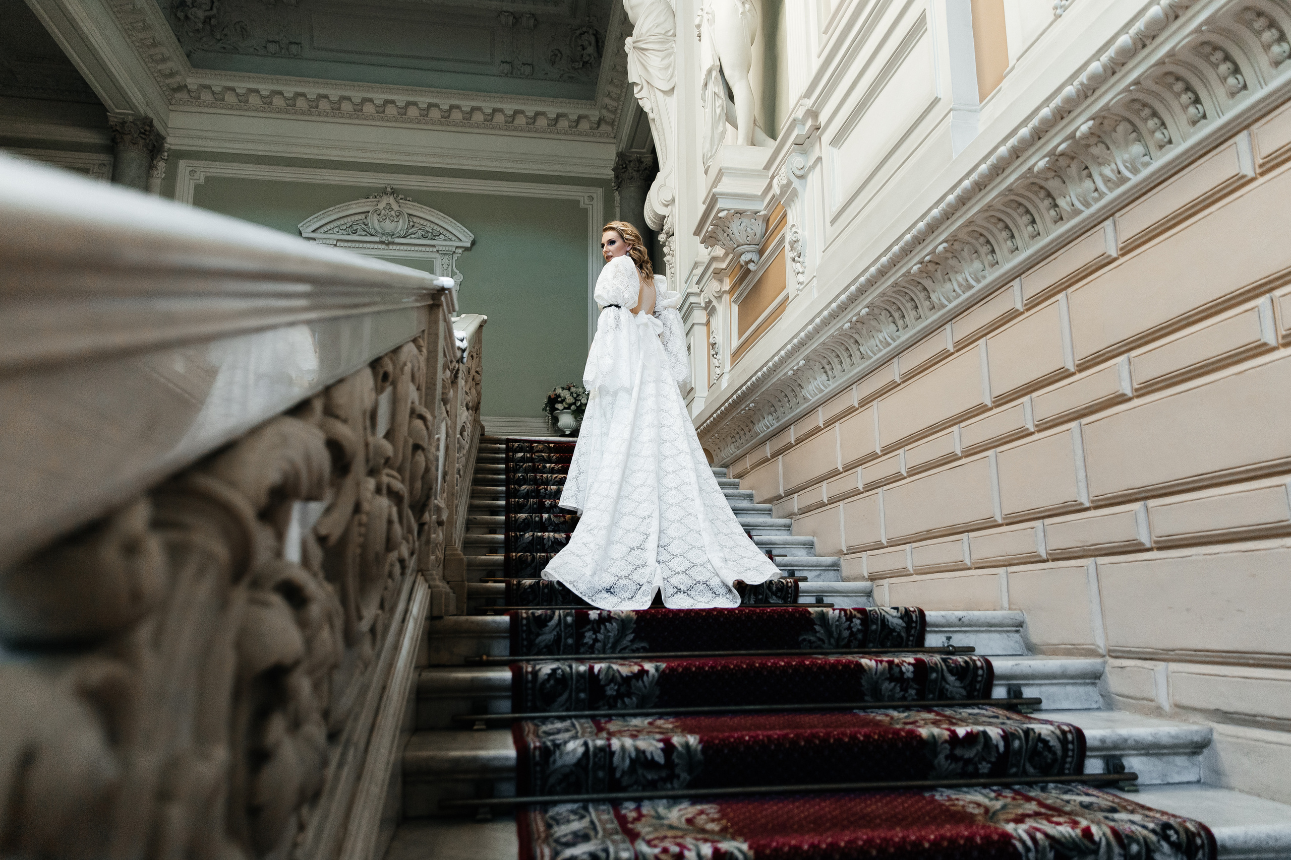 Жених с невестой приехали в Дворец бракосочетания