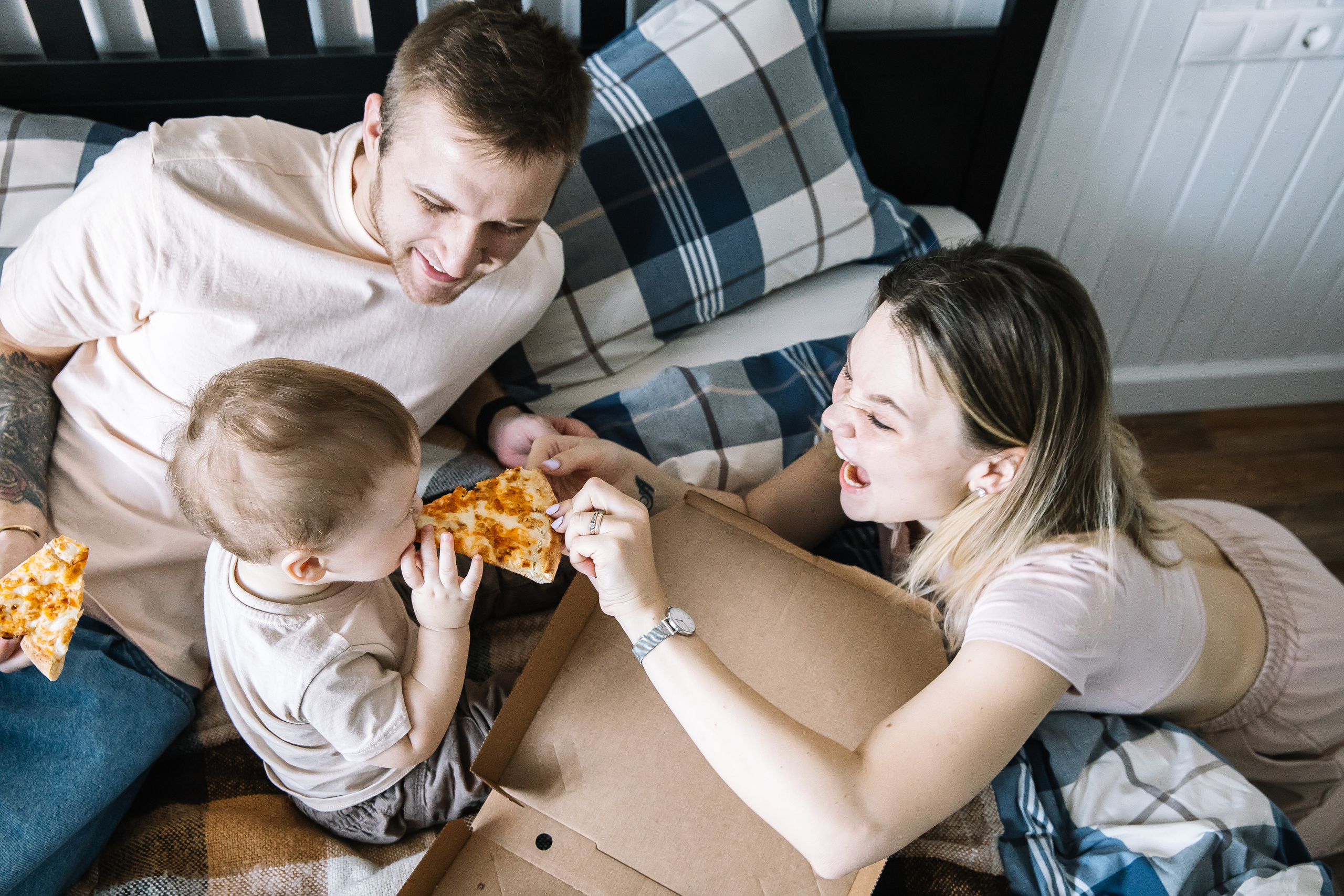 Уютная домашняя фотосессия с пиццей