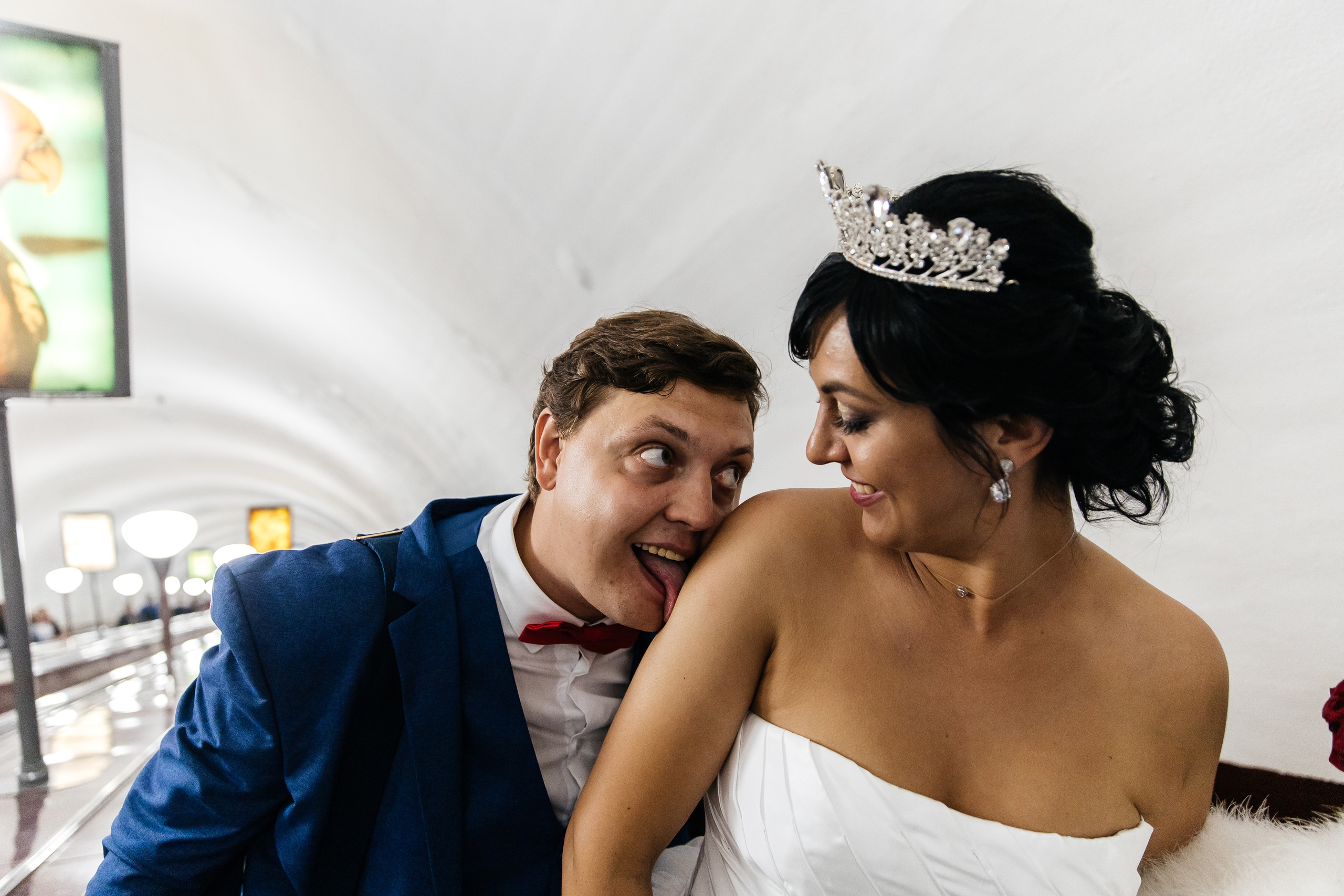 Жених с невестой хулиганят на эскалаторе