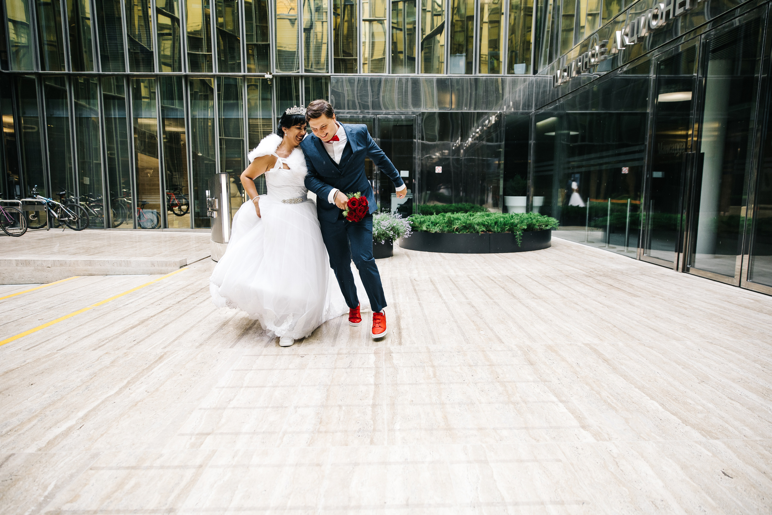 Жених и невеста в зеркальном дворике