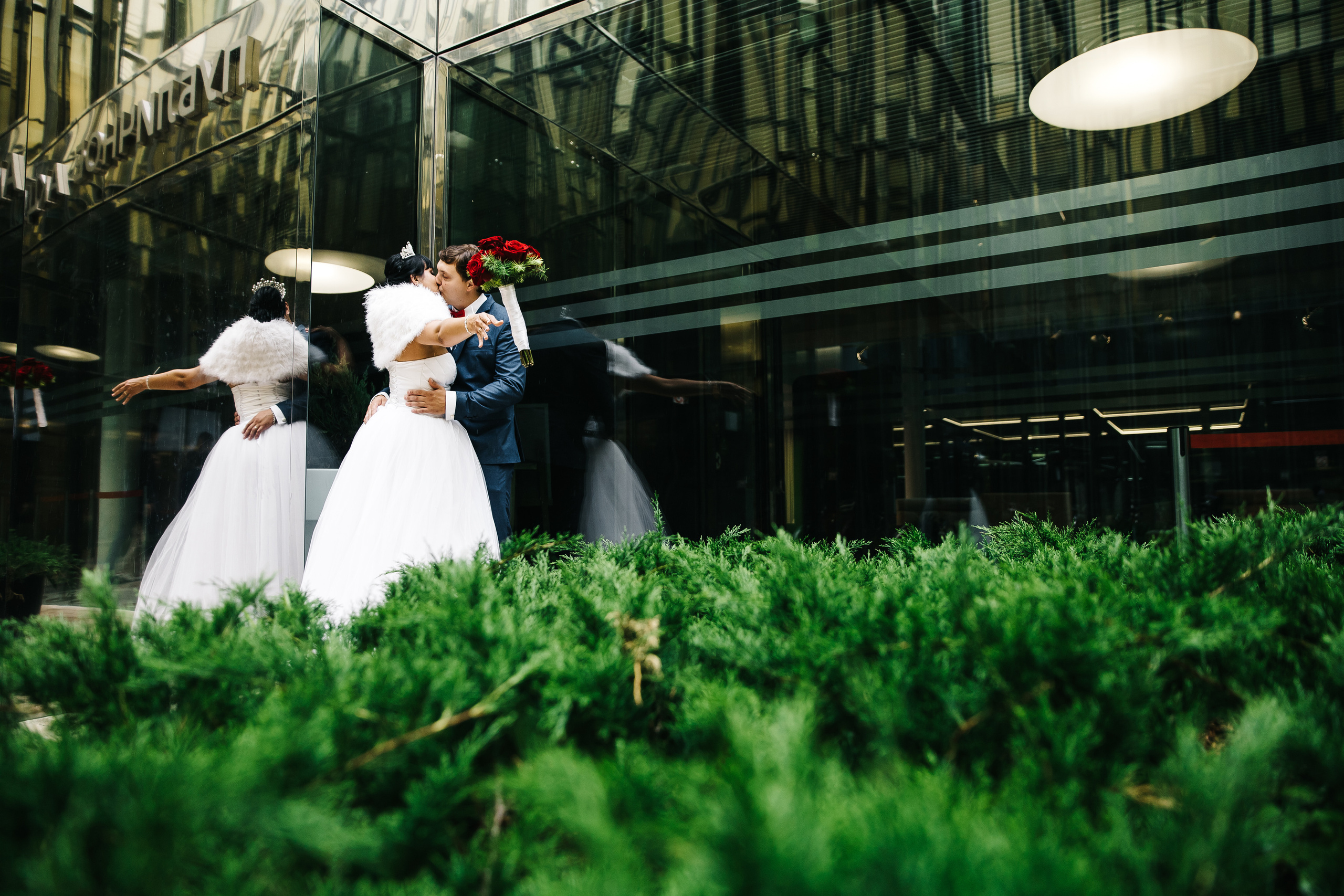 Поцелуй в зеркальном дворике