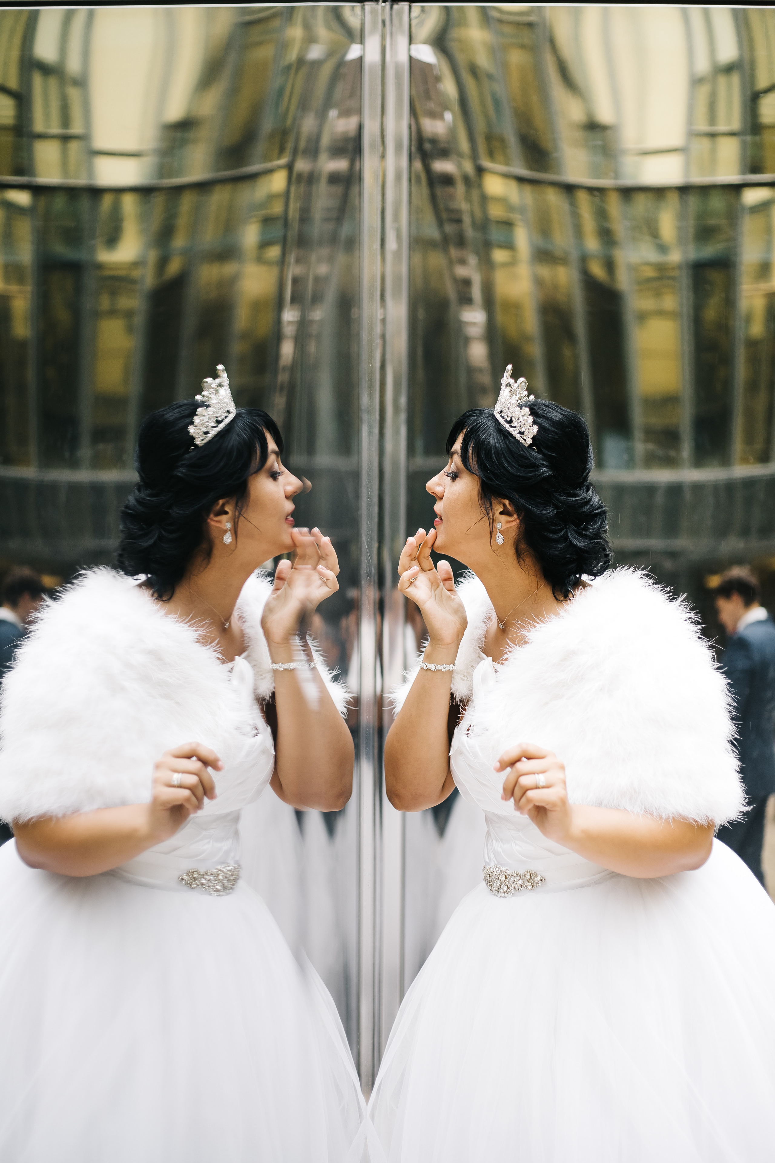 Невеста смотрит в зеркало