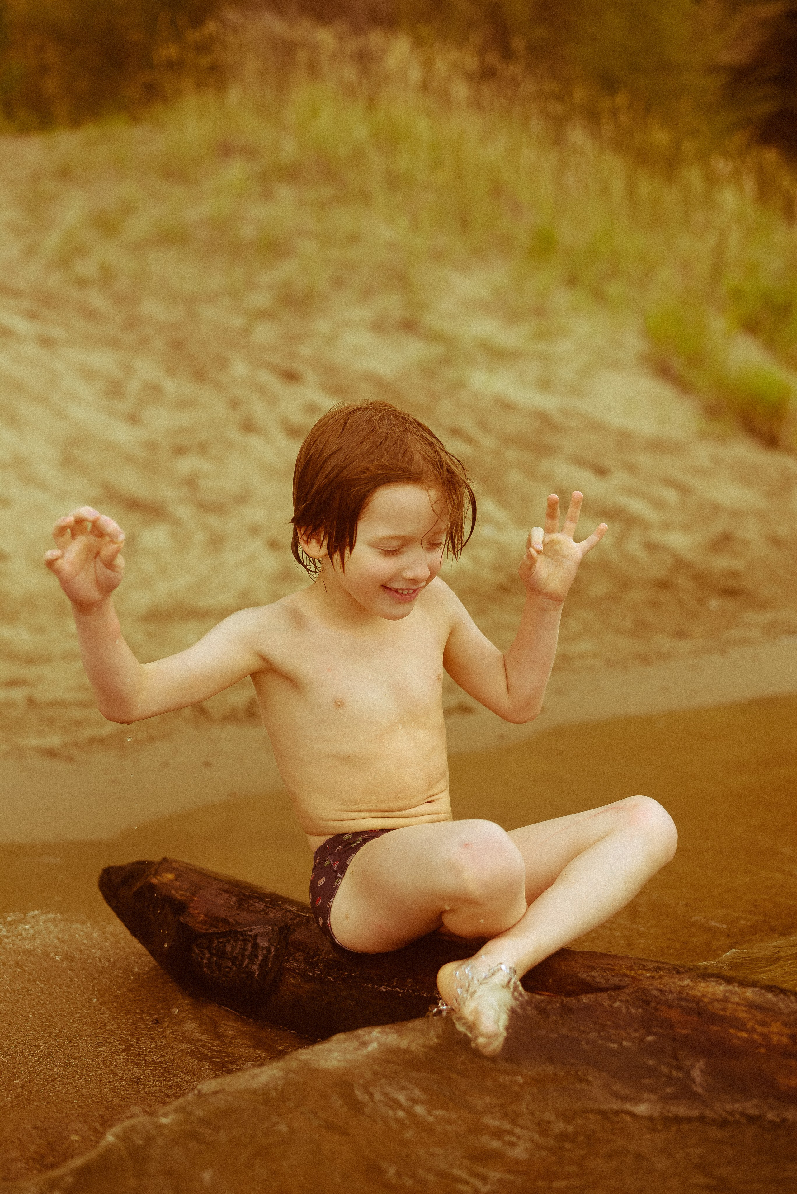 Берег, рак и капибара. Детский и семейный фотограф в Новосибирске Саша Дорошенко