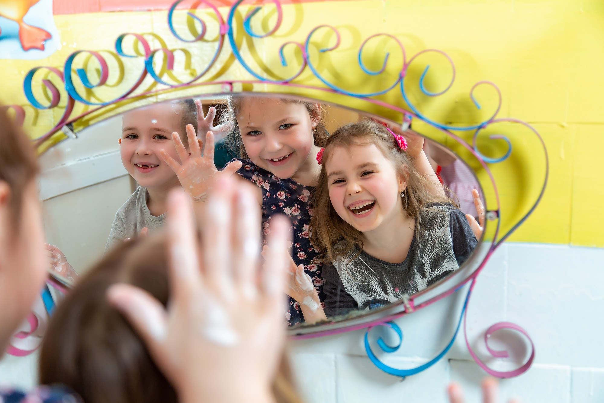 Дети моют руки в детском саду фотосессия для выпускников