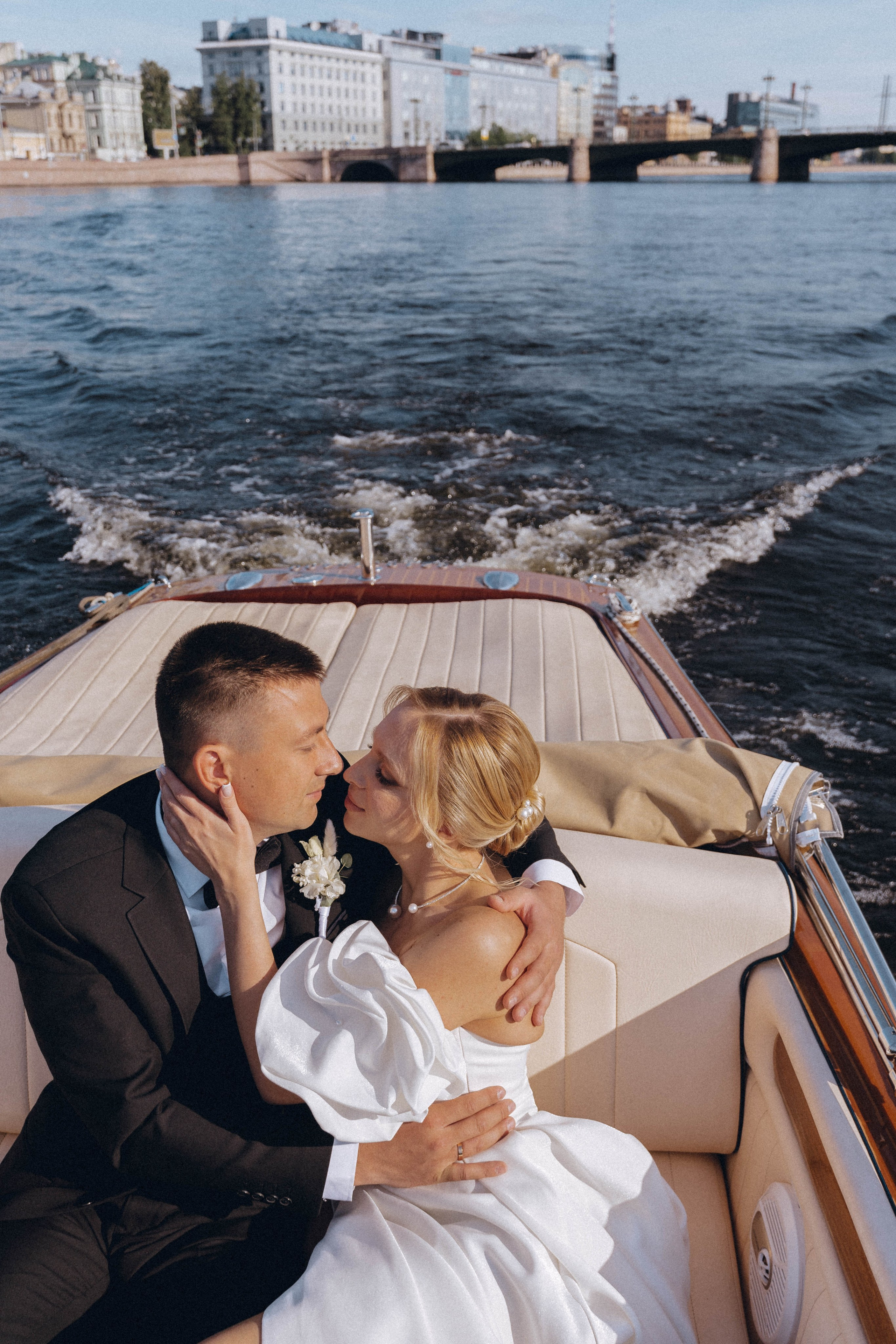 СВАДЕНБНАЯ СЬЕМКА НА КАТЕРЕ ПО КАНАЛАМ САНКТ-ПЕТЕРБУРГА И В АКВАТОРИИ НЕВЫ. Профессиональный фотограф, Санкт-Петербург — Виктория Богомолова