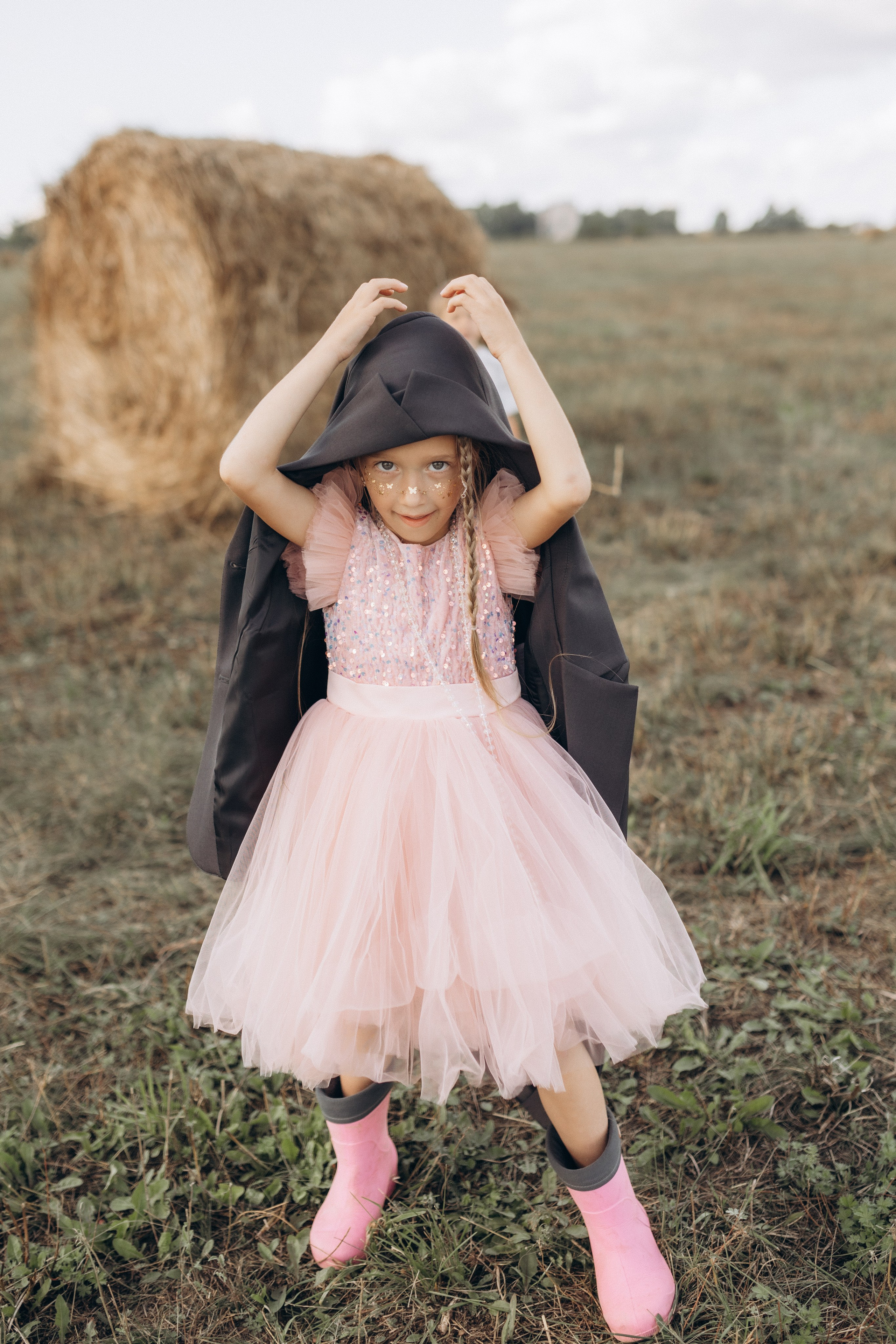 Вика и Миша на сене. Семейный фотограф lifestyle в Новосибирске Елена Шпилевая