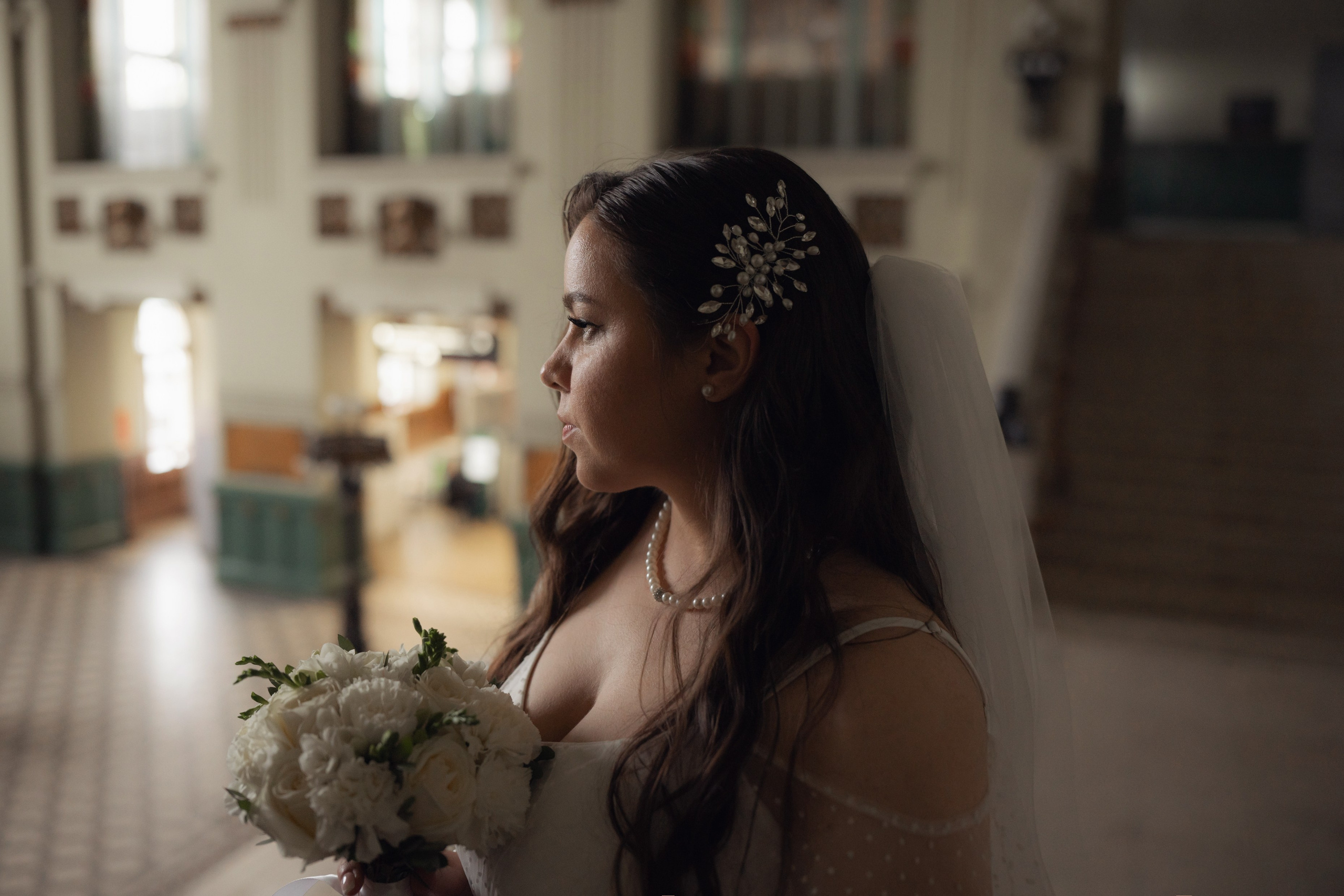 Свадебная фотография на Витебском вокзале в Санкт-Петербурге портрет невесты на лестнице