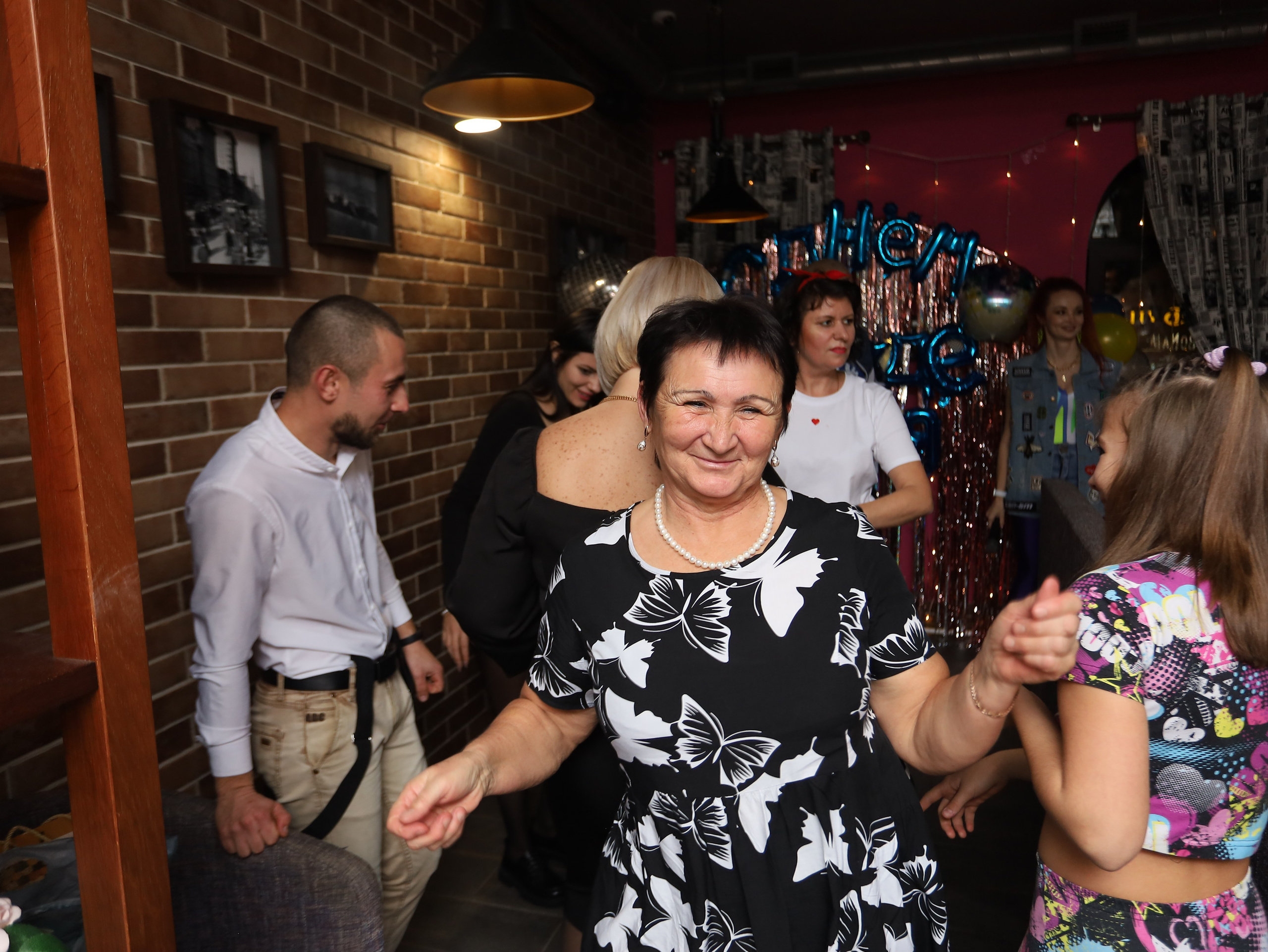 Дискотека в стиле 90-х. Репортажный фотограф Анапа