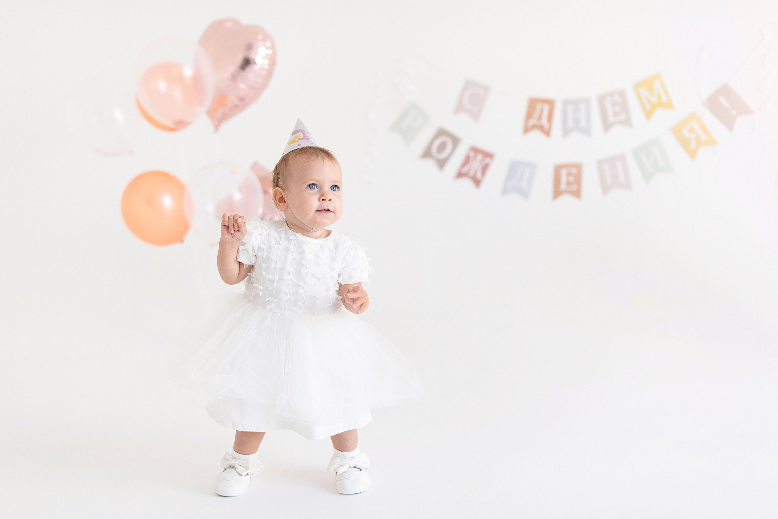 Фотосессия дня рождения ребенка в фотостудии, торт, воздушные шары, мыльные пузыри, профессиональные детские фотографии в Сургуте и Нефтеюганске.