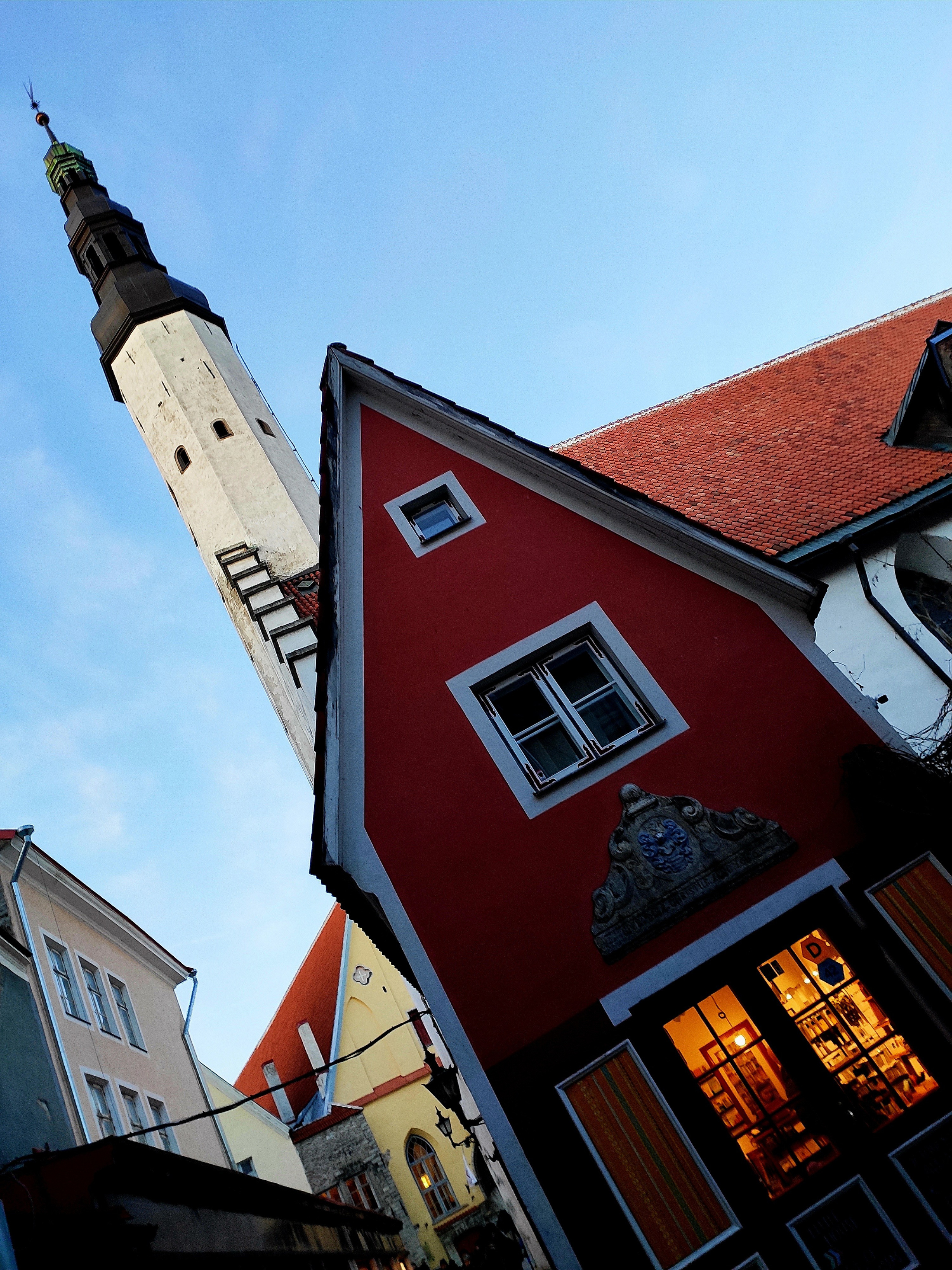 На улице подморозило, заглянули в сувенирный магазин