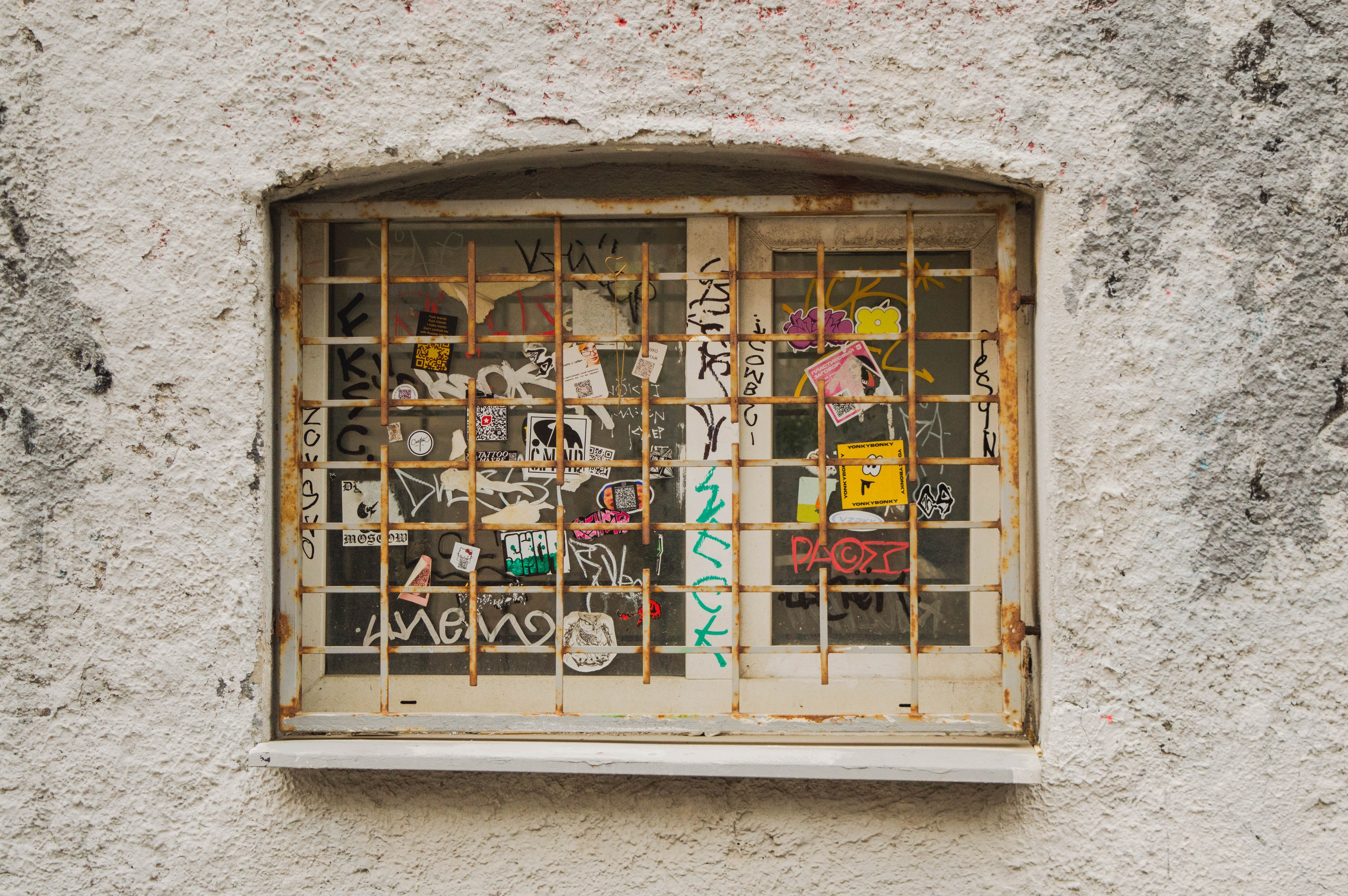Типология «Стикербомбинг в городе». Фотограф Анастасия Лощакова в Москве
