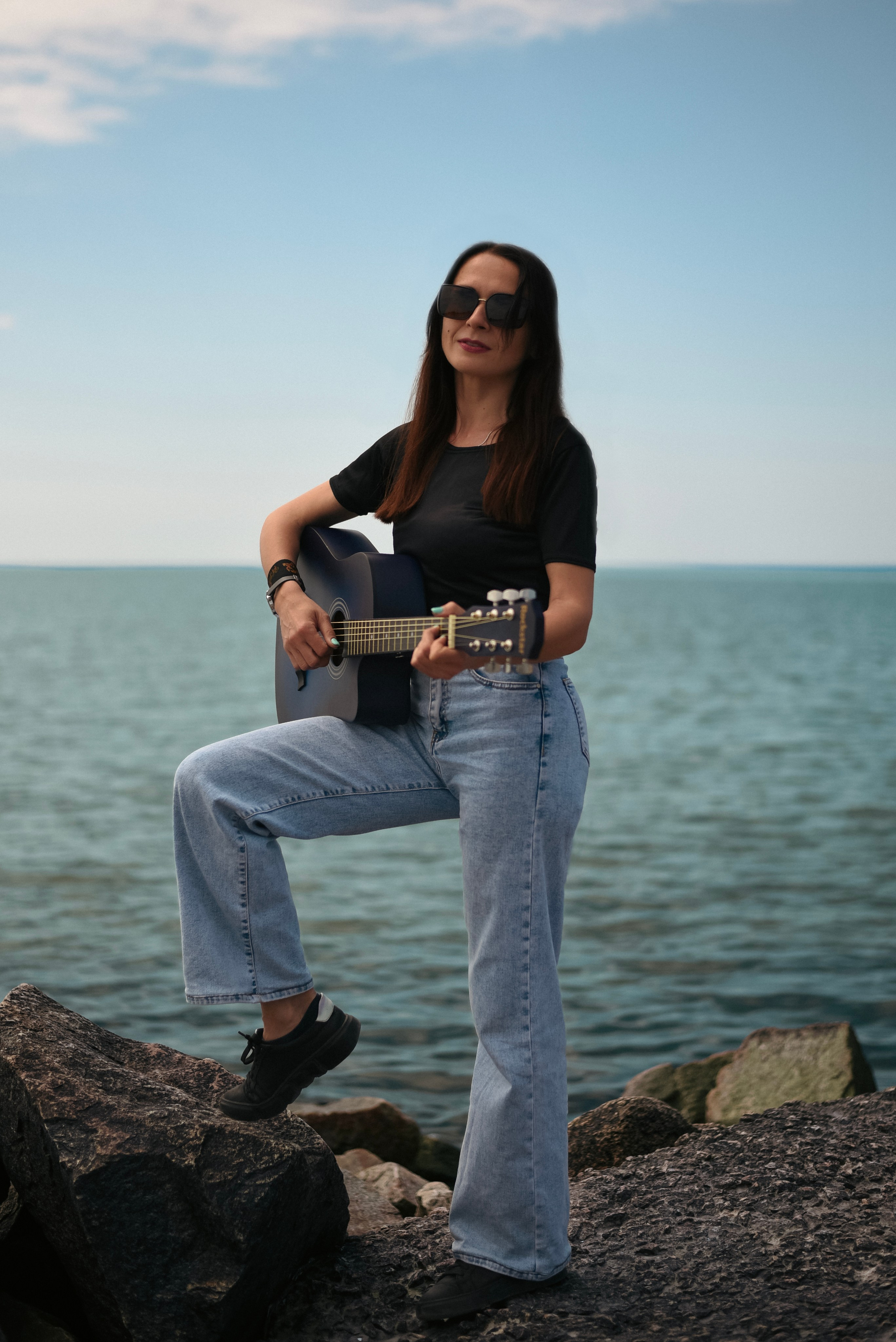 Девушка с гитарой. Главная