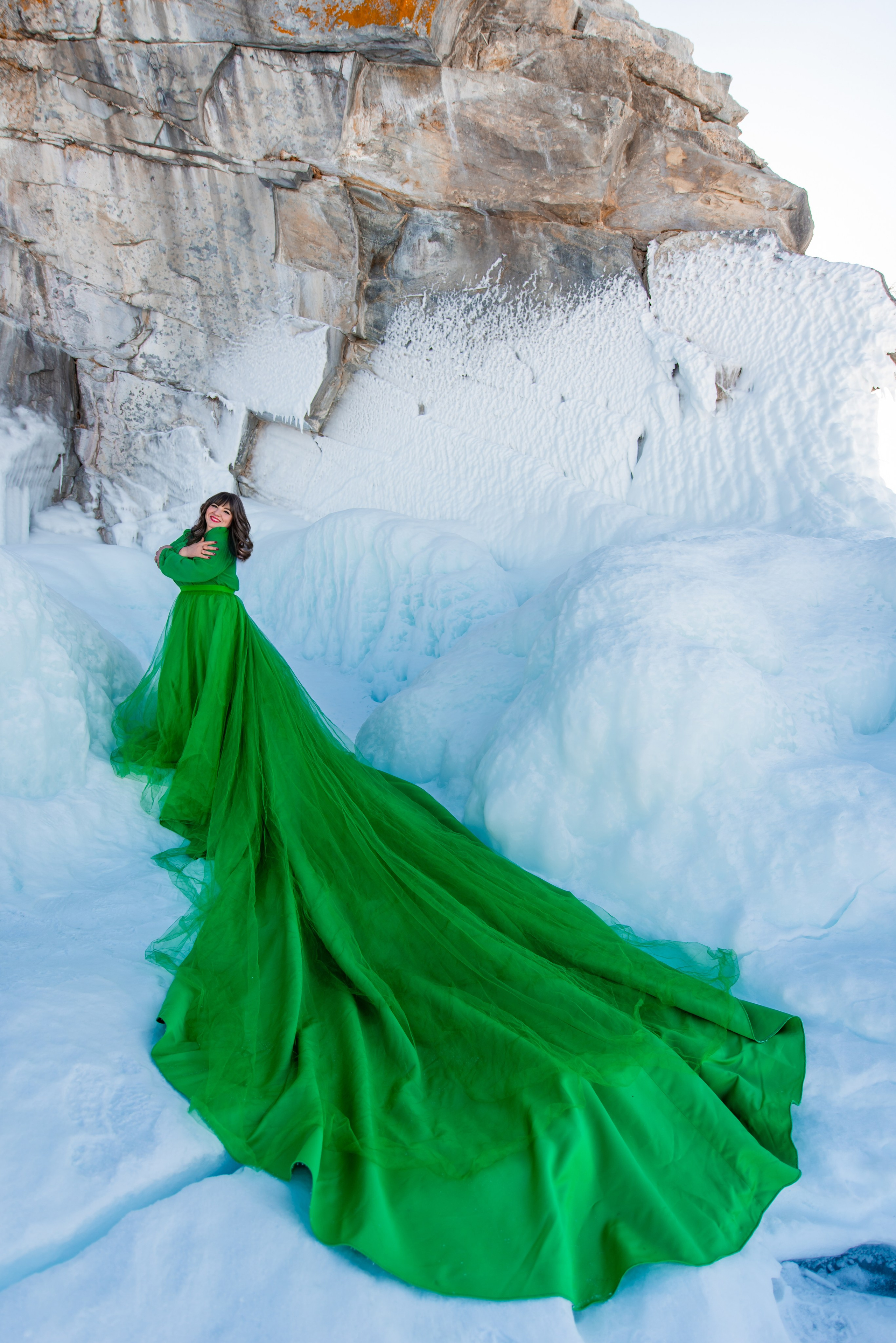 Зеленое платье большого размера со шлейфом на фотосессию на Байкал