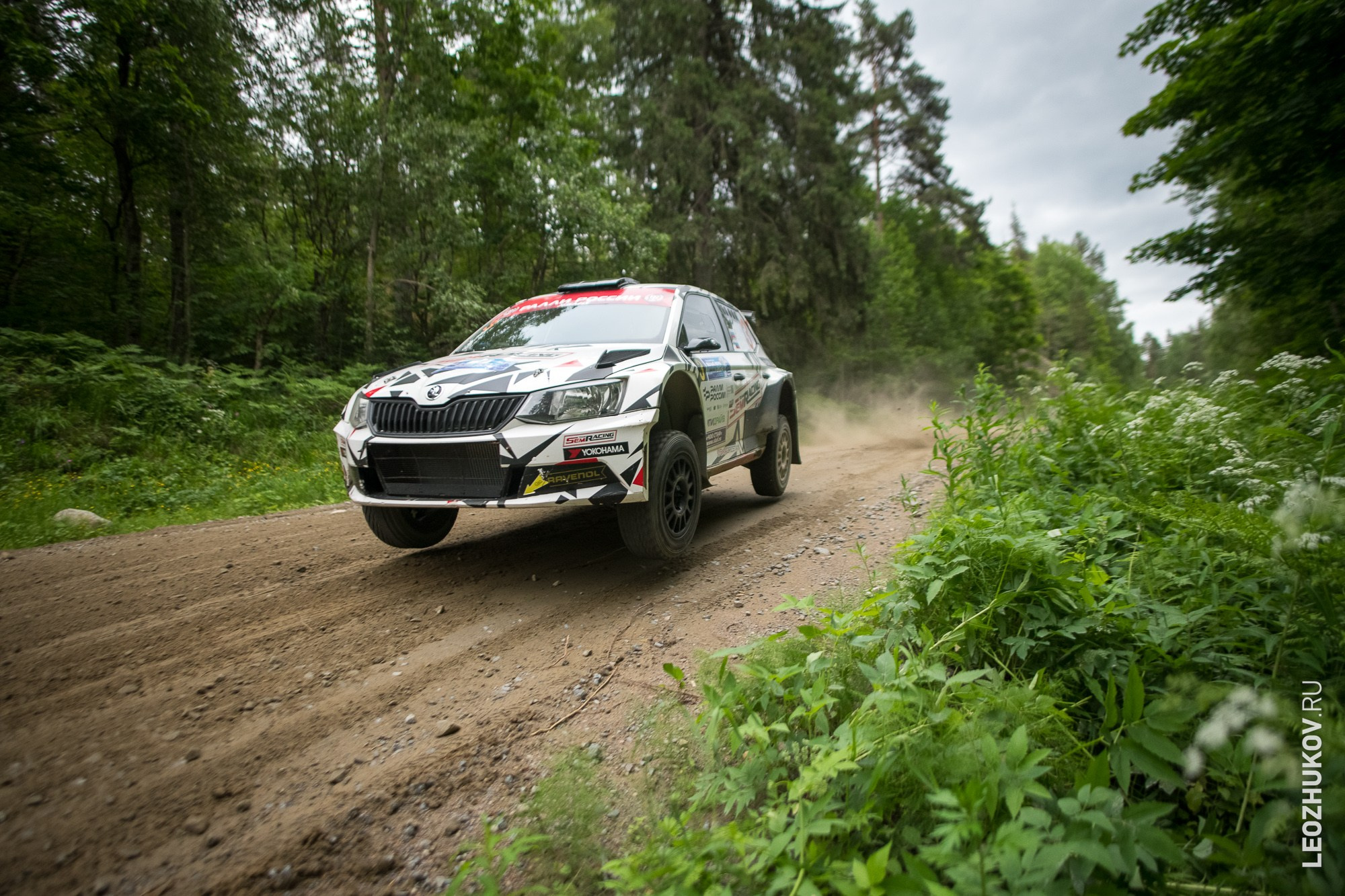 Раллийная машина в полёте