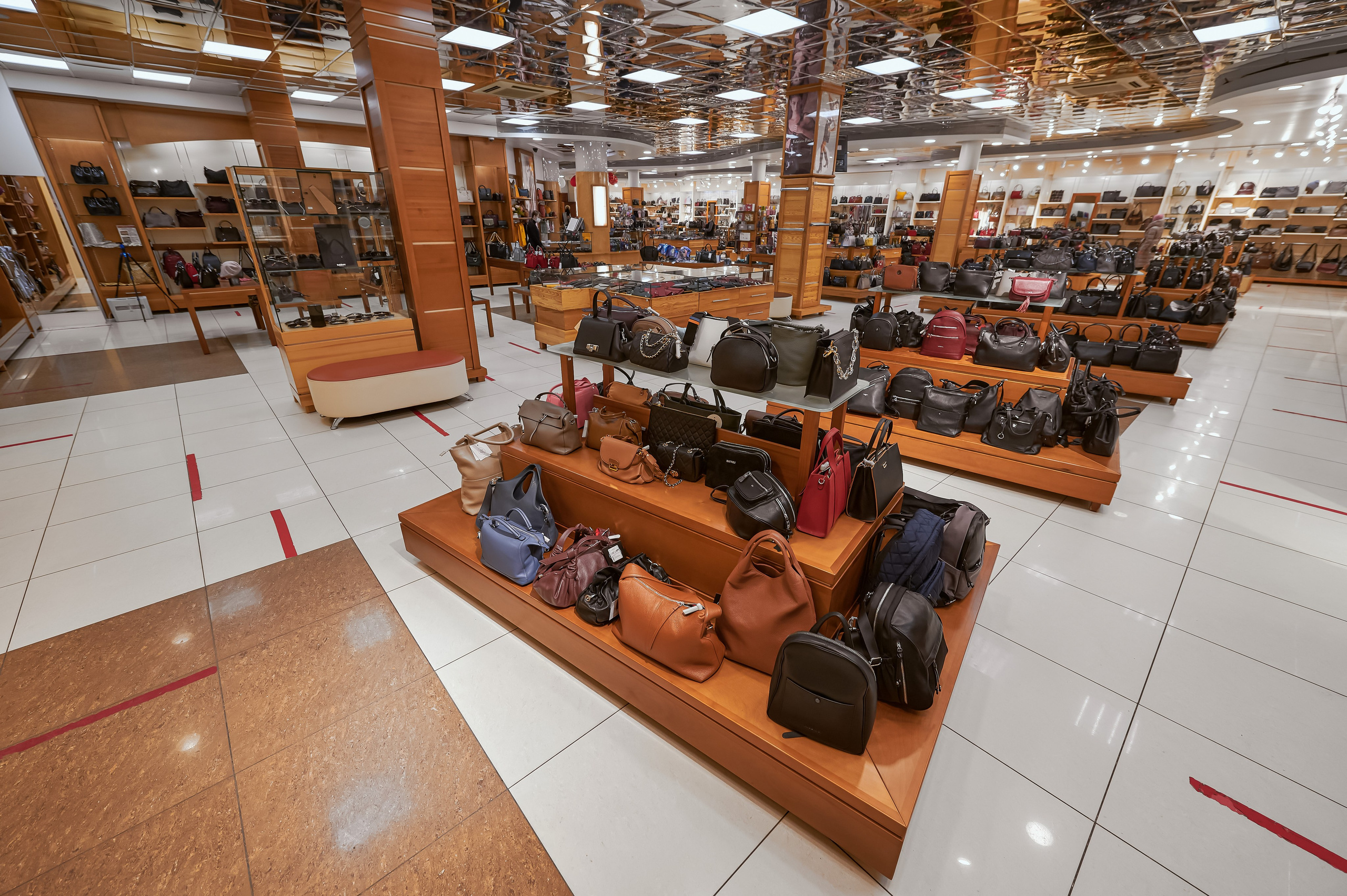 Портфолио по интерьерной и экстерьерной фотосъёмки: Мир Сумок — Правый берег. Фотограф Яковлев Роман — Красноярск