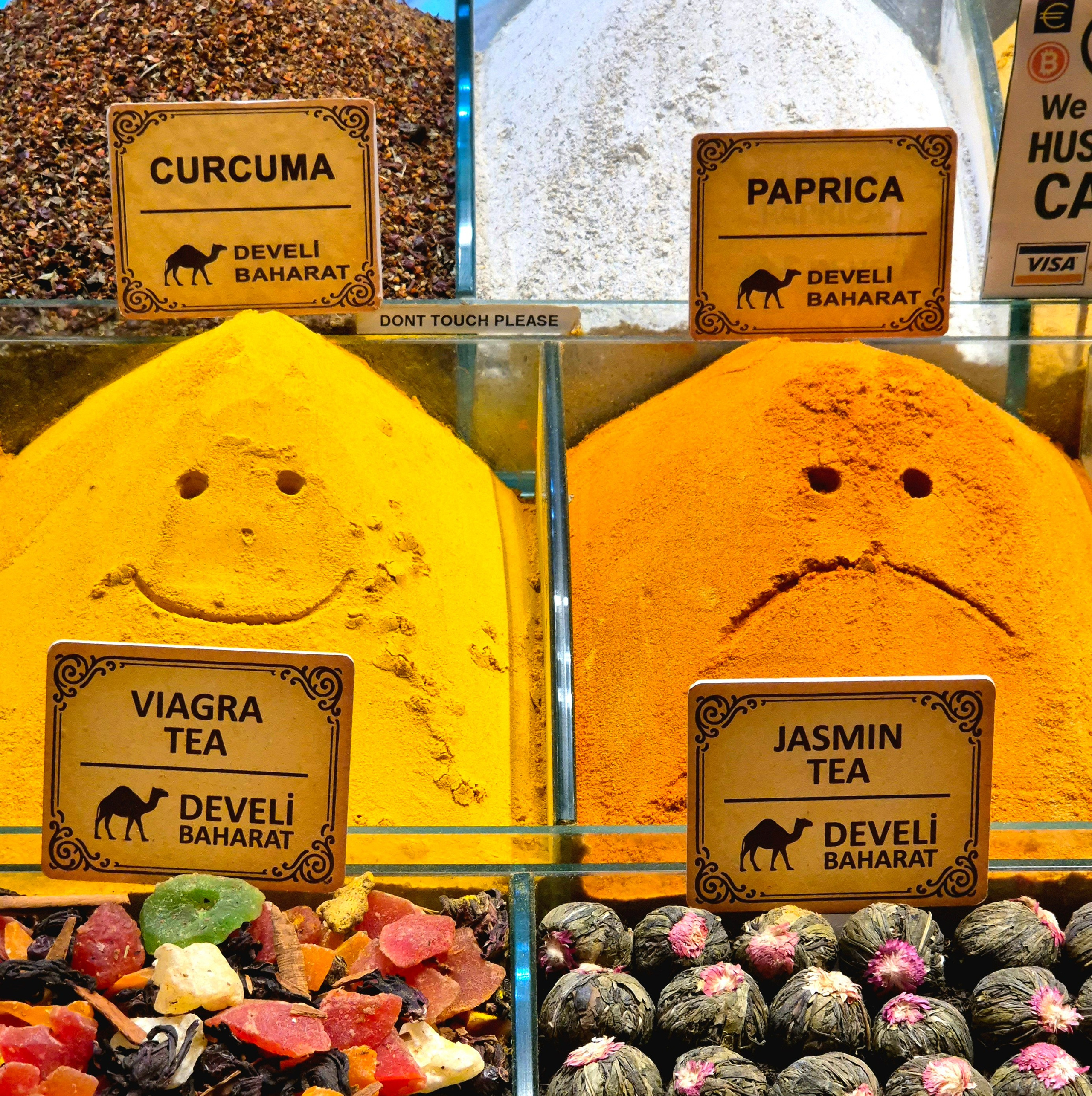 И если историческое здание и сладости на Египетском рынке - про левую кучку ( :) ), то Гранд Базар - торговый квартал рядом всякого барахла похлеще Черкизона 90х - это про праваую ( :( )