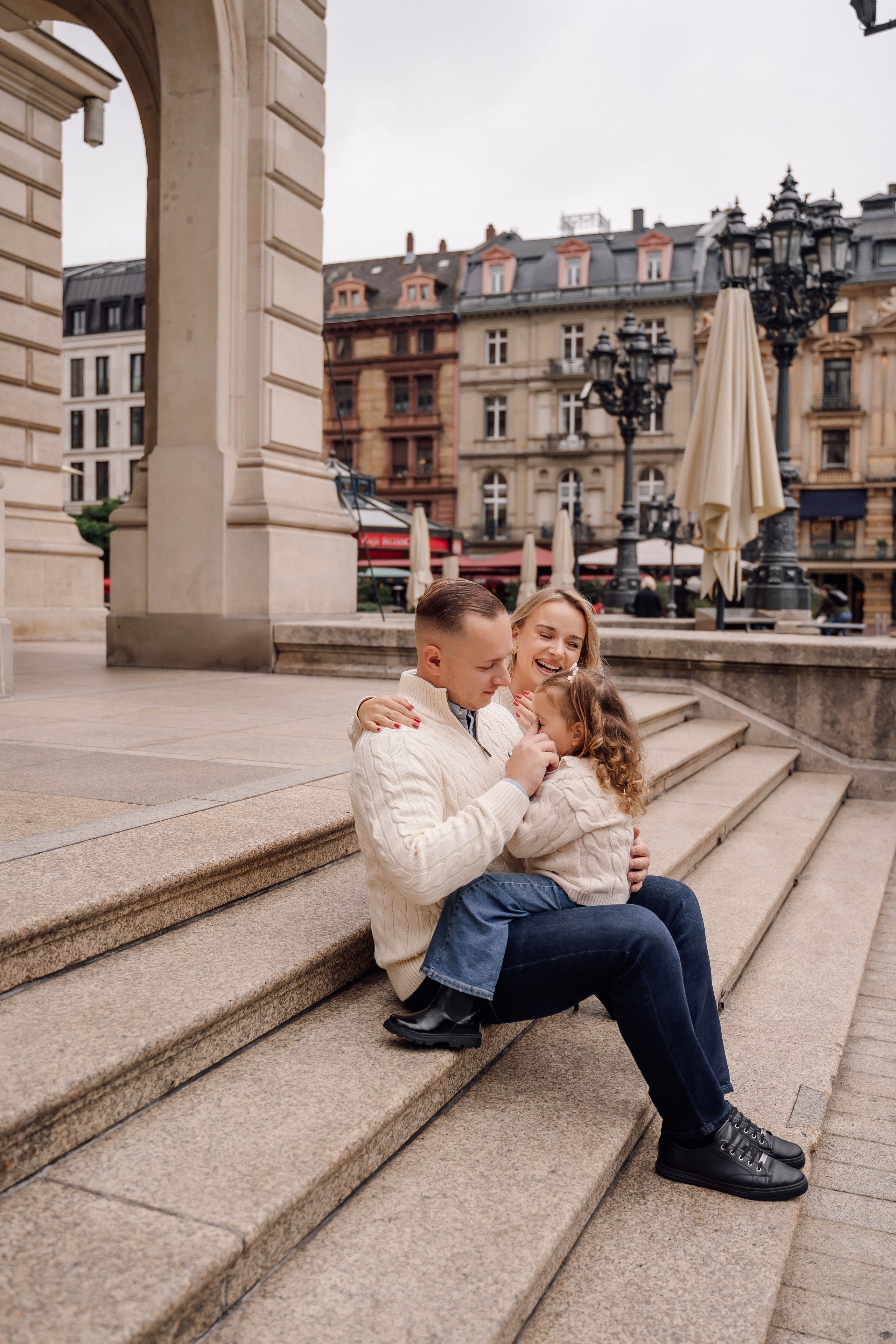Family at Alte Oper. Анастасия Вайнер — свадебный и портретный фотограф в Германии и по всей Европе