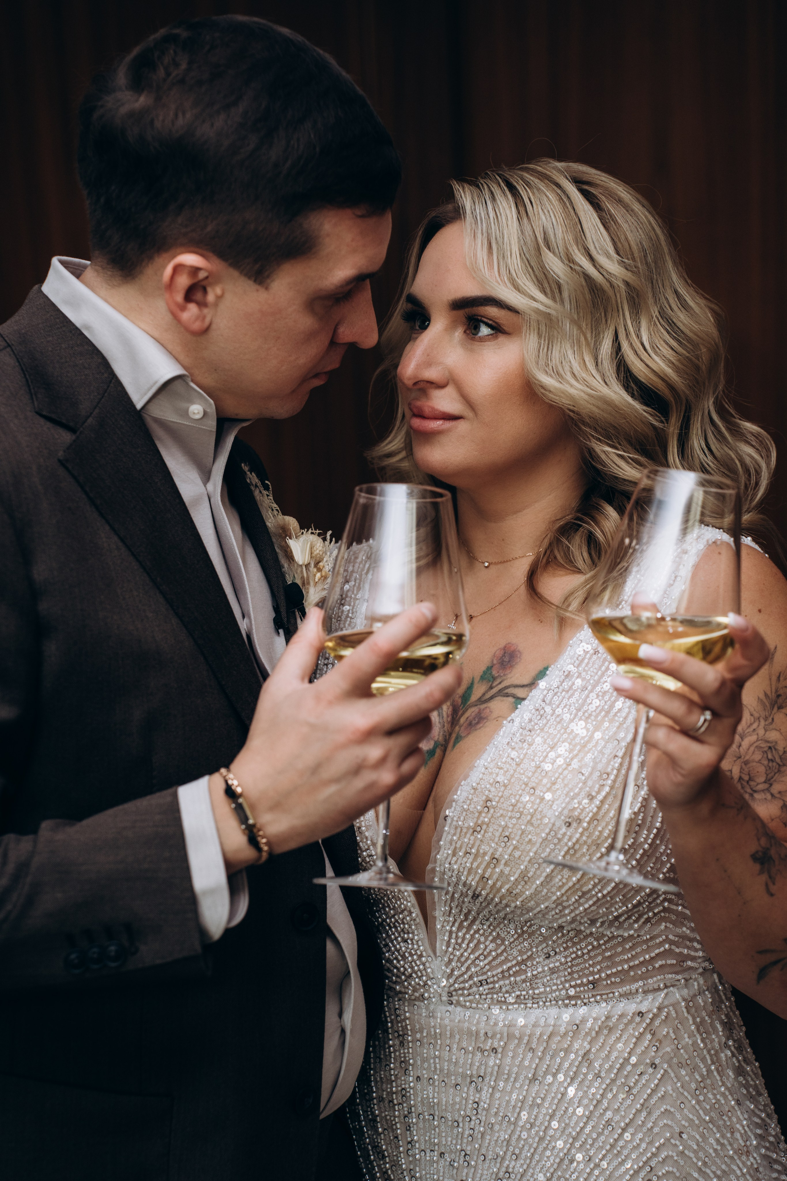 Жених смотрит на часы, ожидая начала церемонии — профессиональная съемка важных моментов свадебного дня.