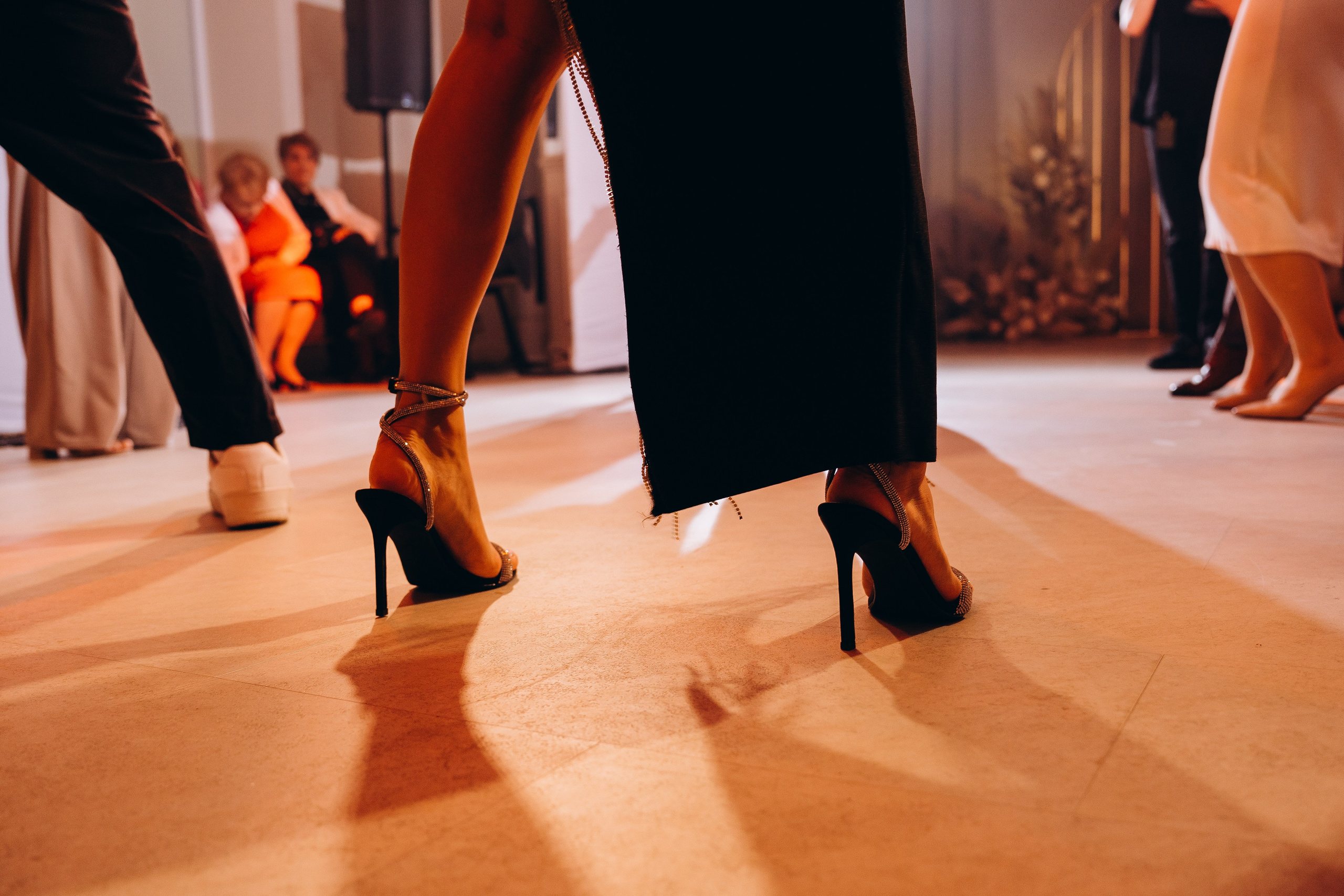 Веселые гости танцуют на свадебном банкете — репортажная съемка свадебных мероприятий в Москве с живыми эмоциями.