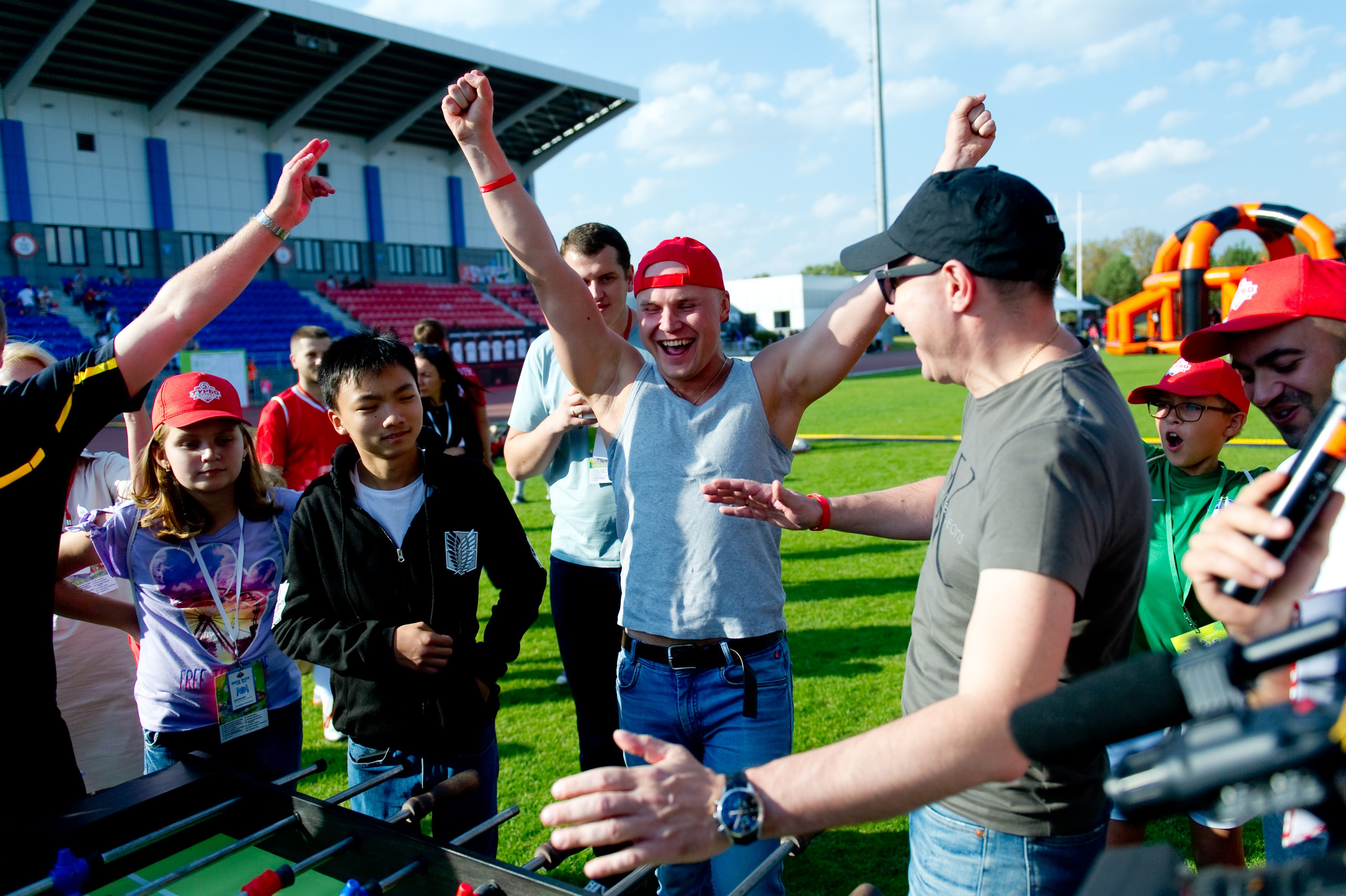 Турбофутбол (корпоративное соревнование «Пятерочки»). Репортажный фотограф и видеограф Слава Думчев. Тимбилдинги, отчетники, корпоративы