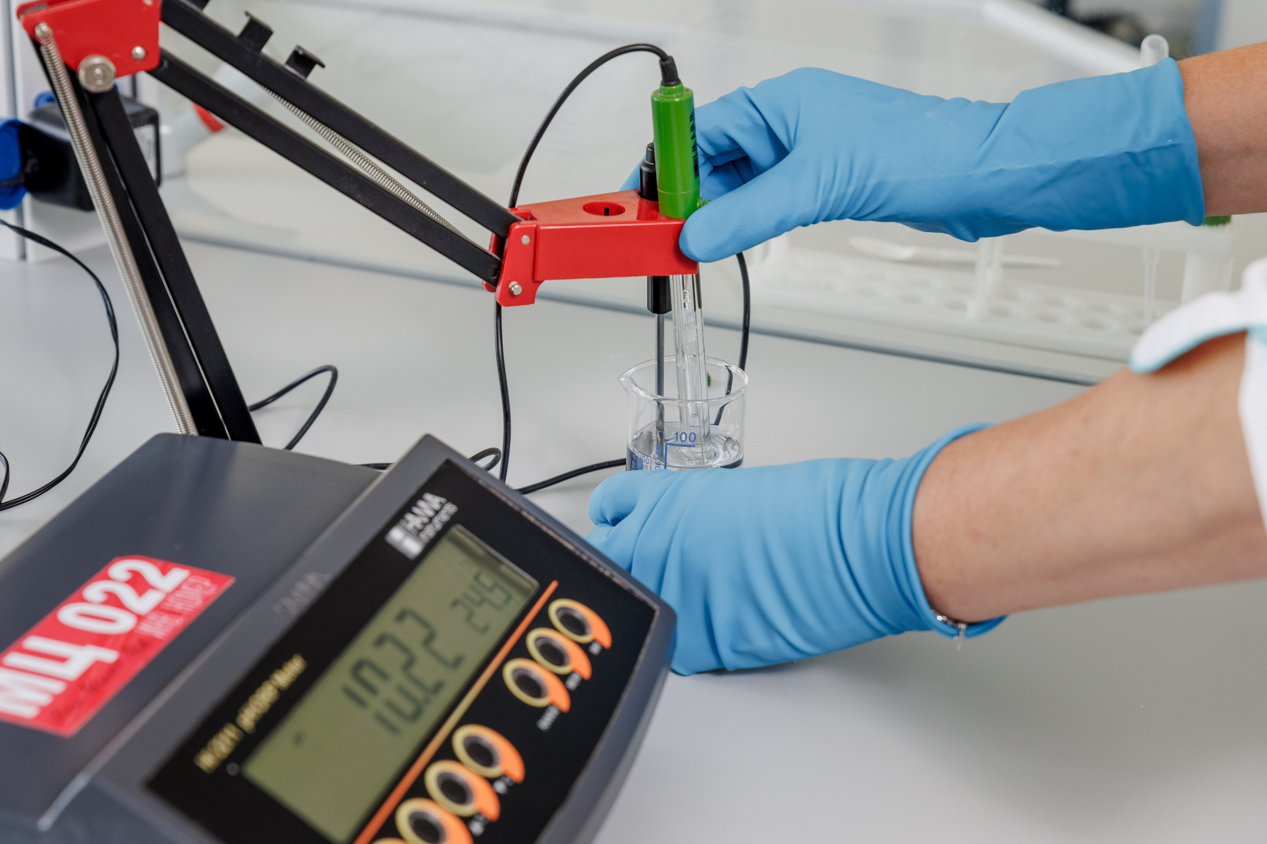 Специалисты работают над составами и проводят контроль качества