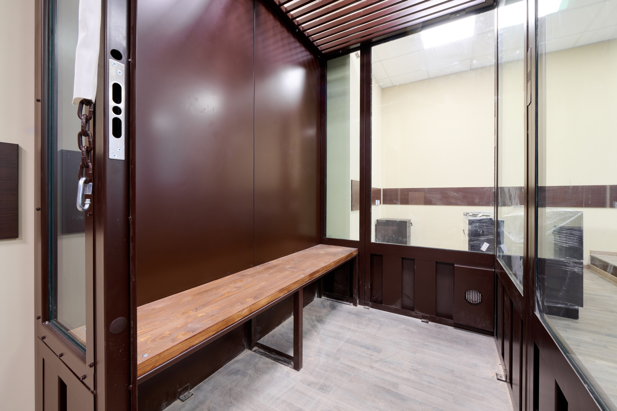 Зона ожидания у окна, лавка, деревянные панели