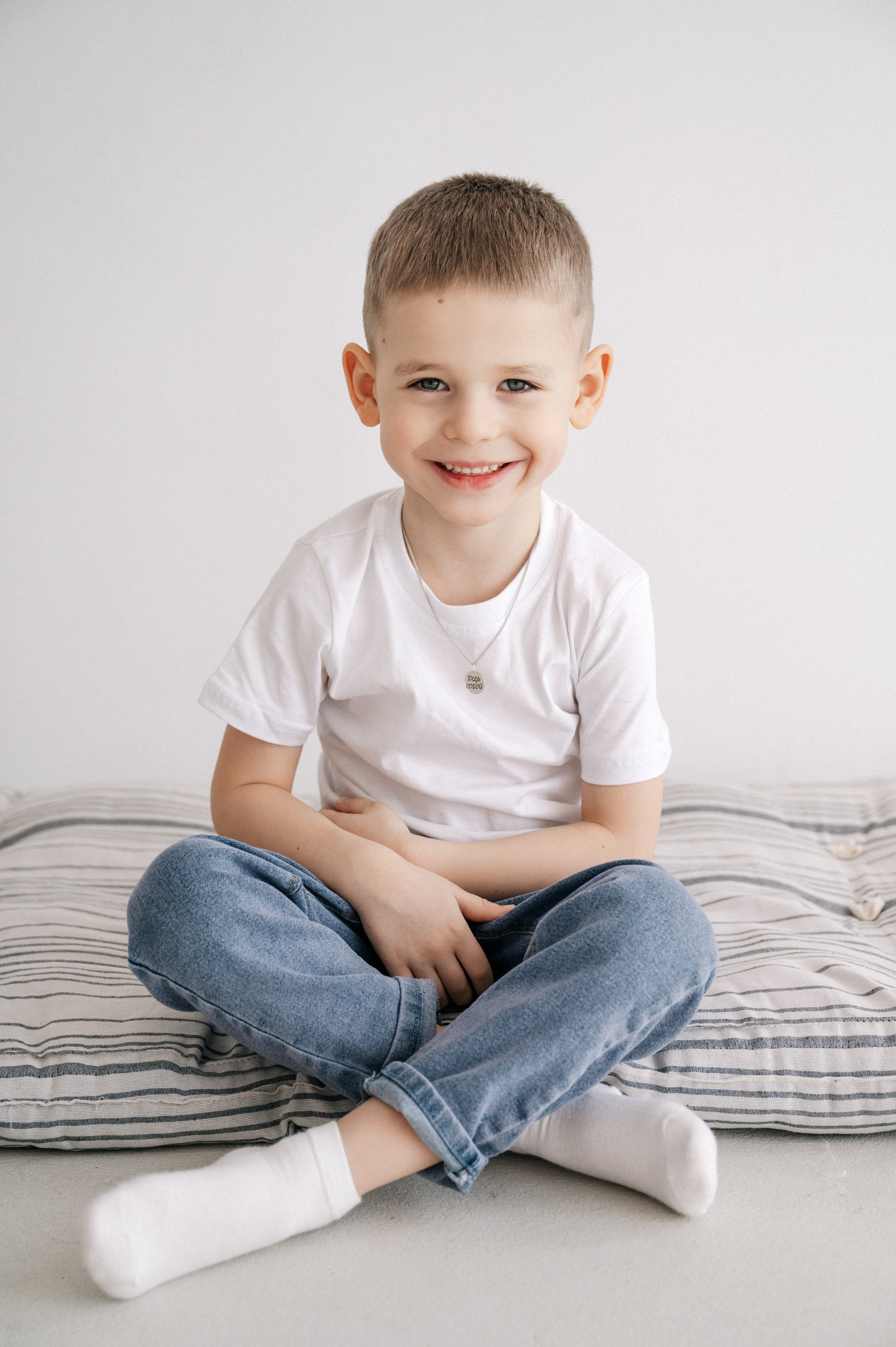 Семейная фотосессия мамы с сыновьями в фотостудии в Королёве. Свадебный и семейный фотограф Виктория Носачёва. Щелково, Москва и МО