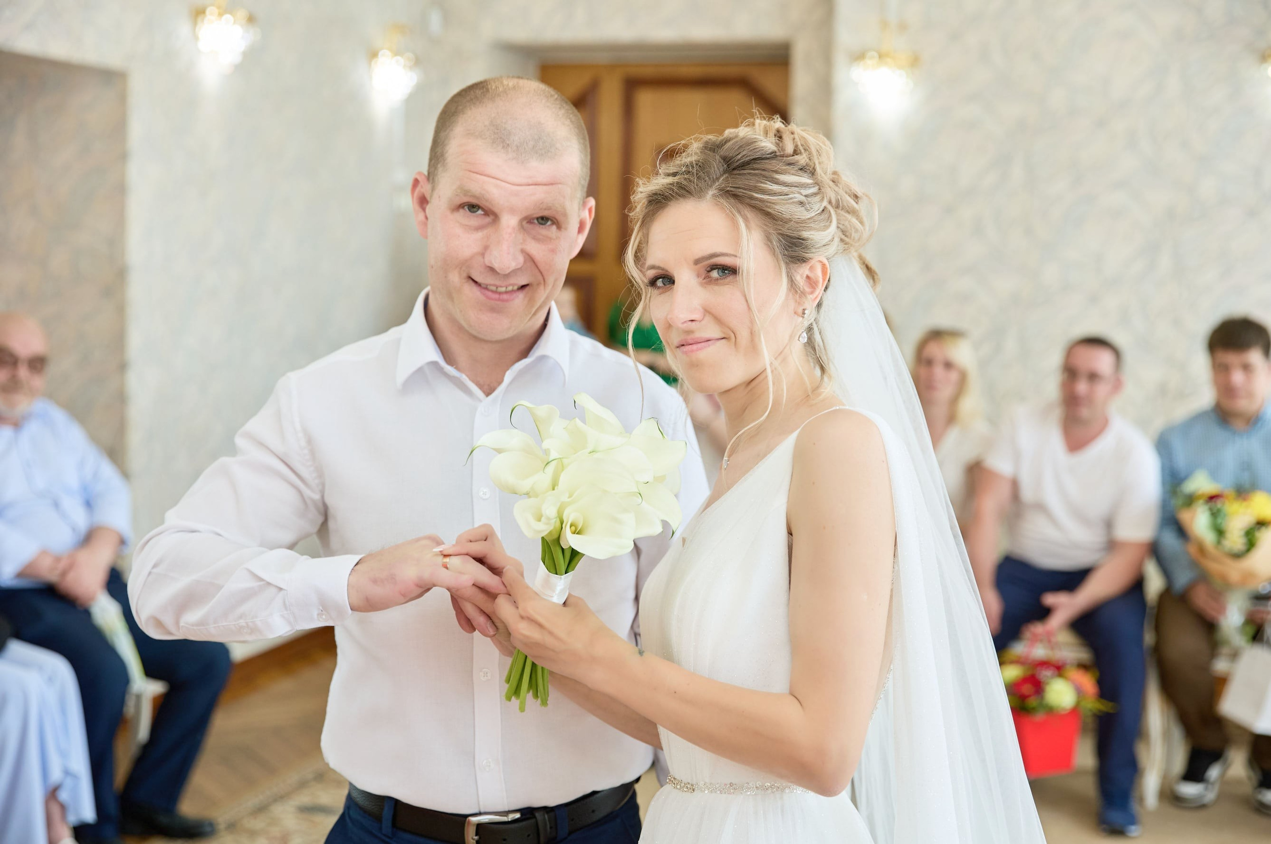 Невеста одевает кольцо жениху ЗАГС Одинцово.jpg