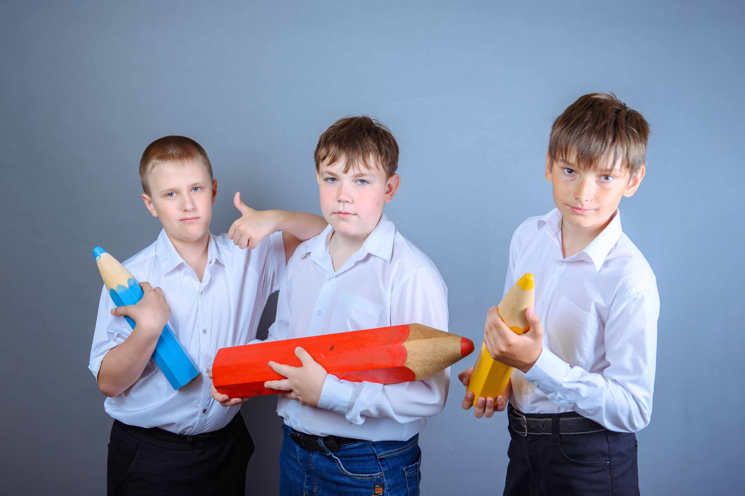 Фотосъемка на фоне с реквизитом. Фотограф. Выпускные альбомы в Барнауле