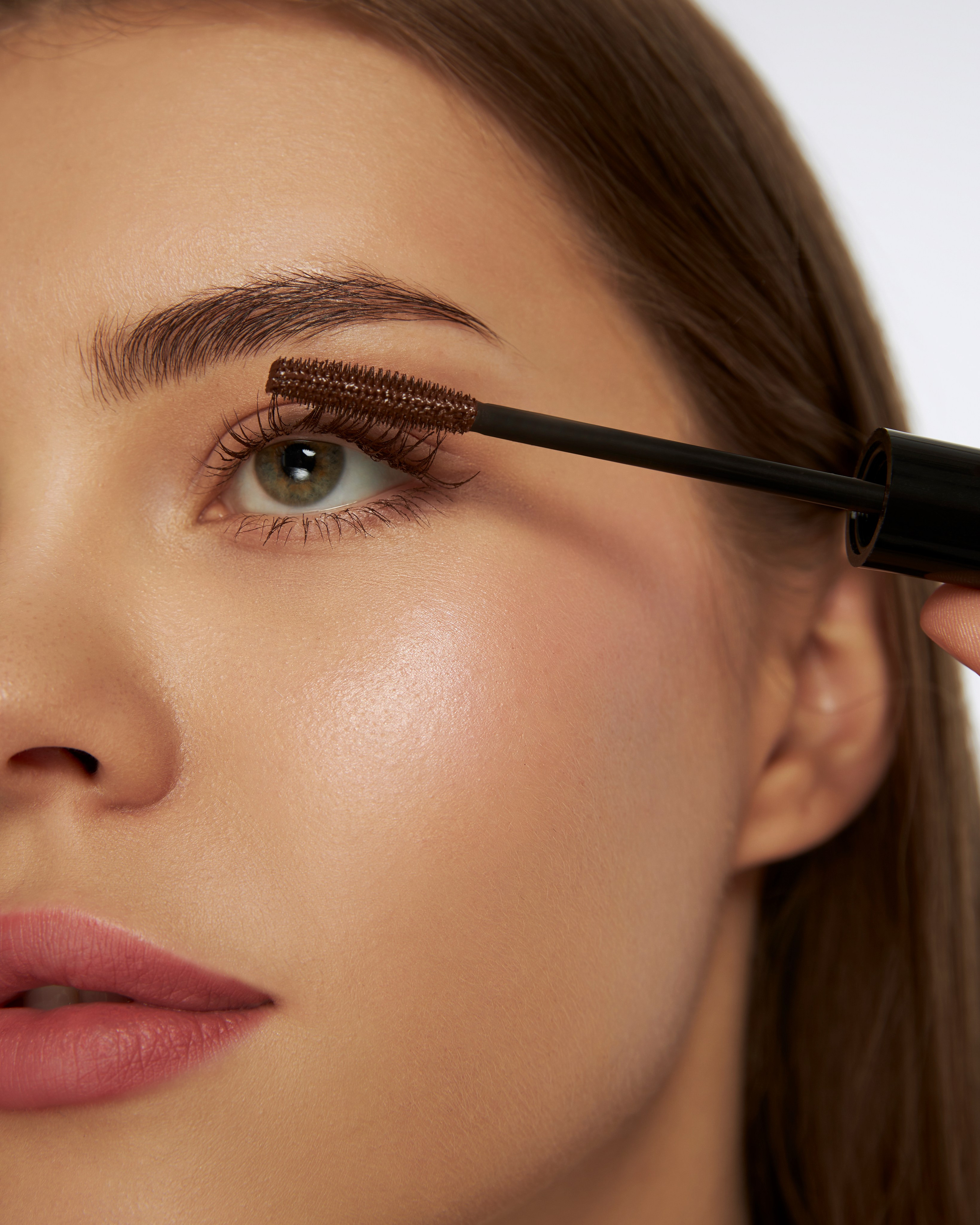 На этой фотосессии ресницы модели обрамлены идеальным объемом и удлинением благодаря туши Climtcosmetics, создавая выразительный и чувственный взгляд