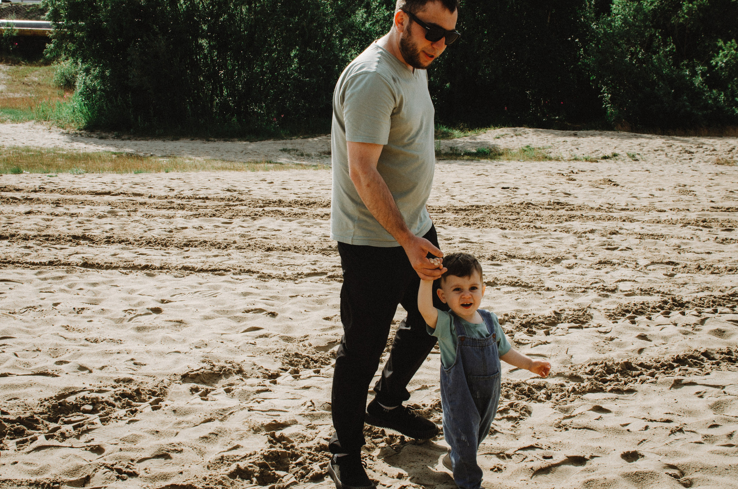 Адам с папой на пляже