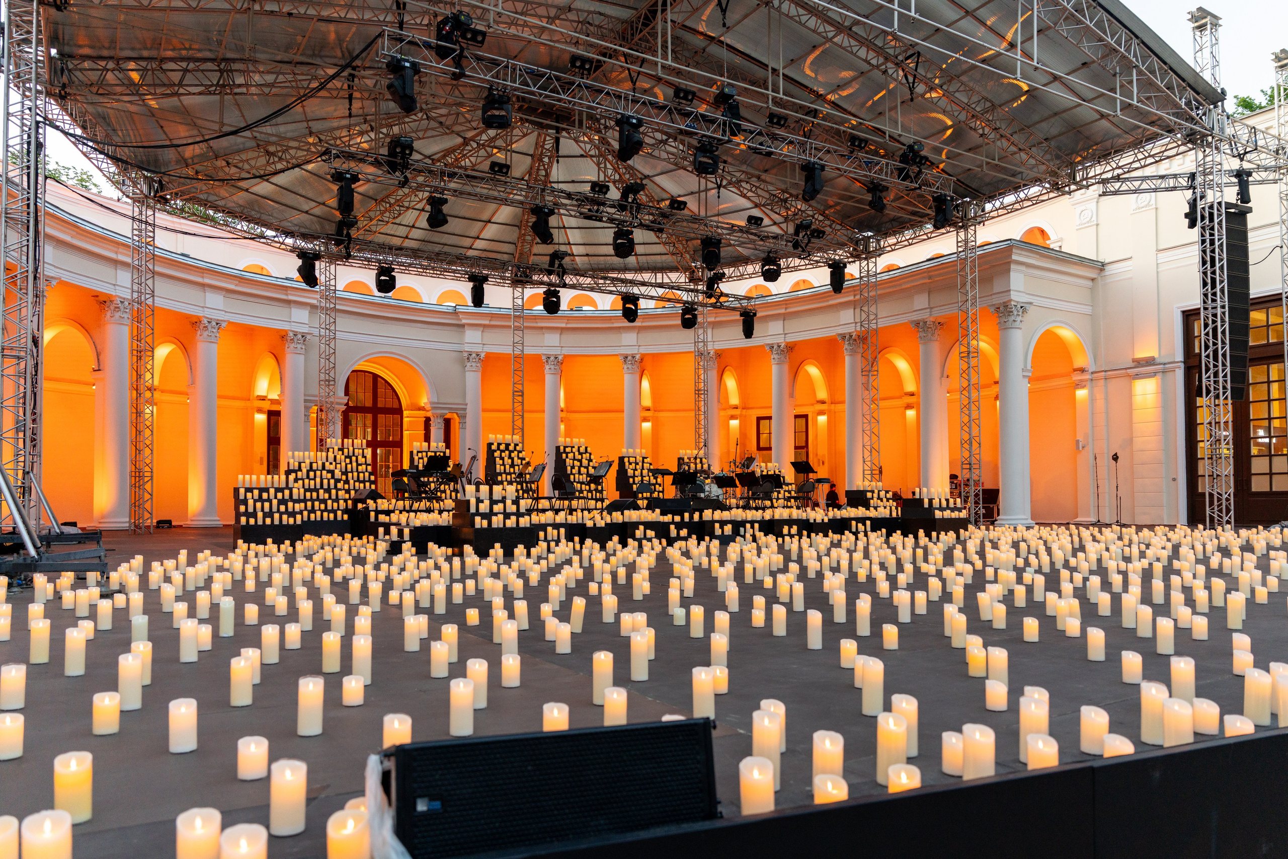 Симфонический оркестр Lumisfera при свечах. Фотограф Никита Комаров