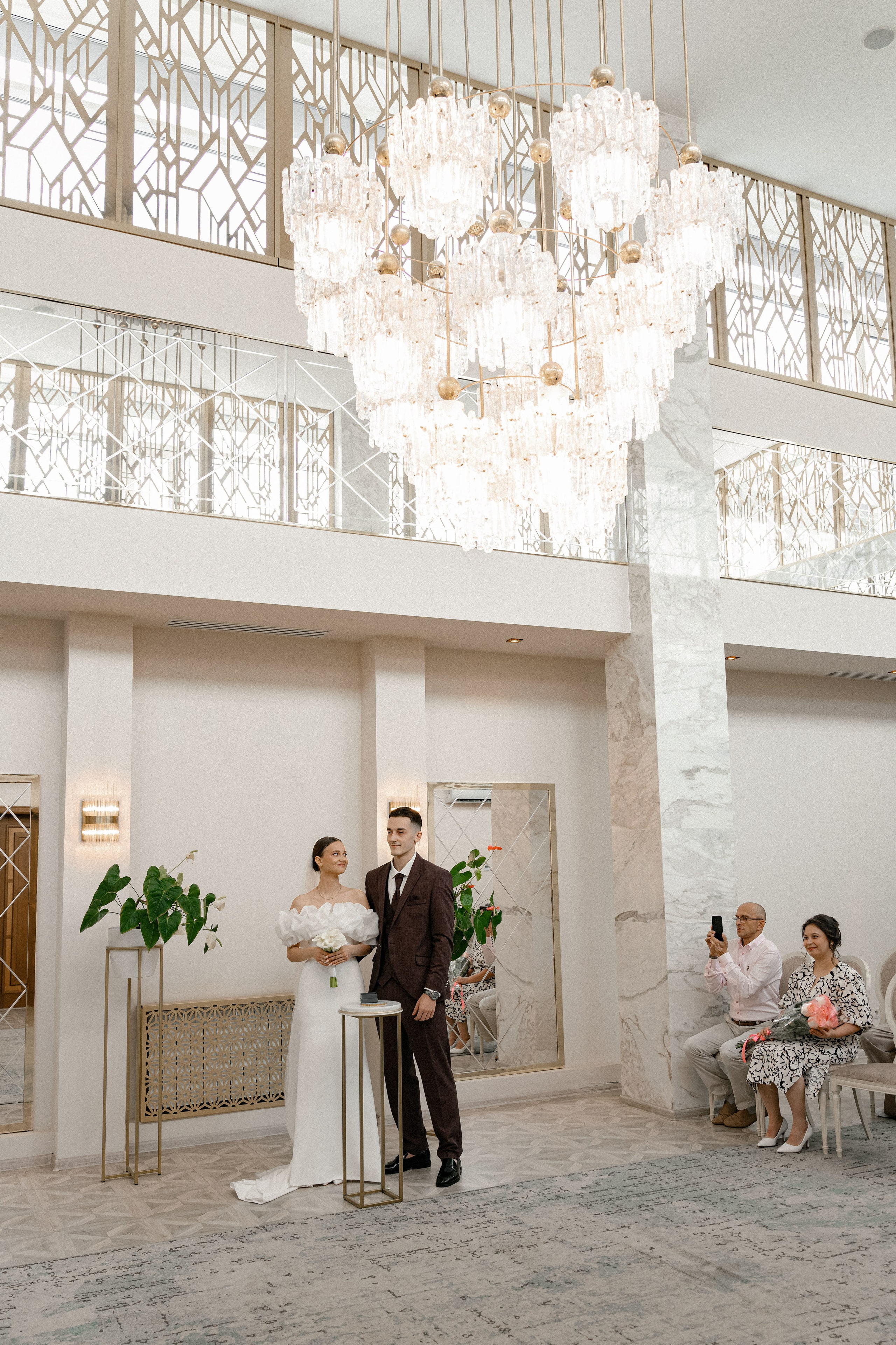 Свадебная фотосессия в Бутырском ЗАГС (Дворец Бракосочетания № 4) и прогулка в отеле Solux (Солюкс)