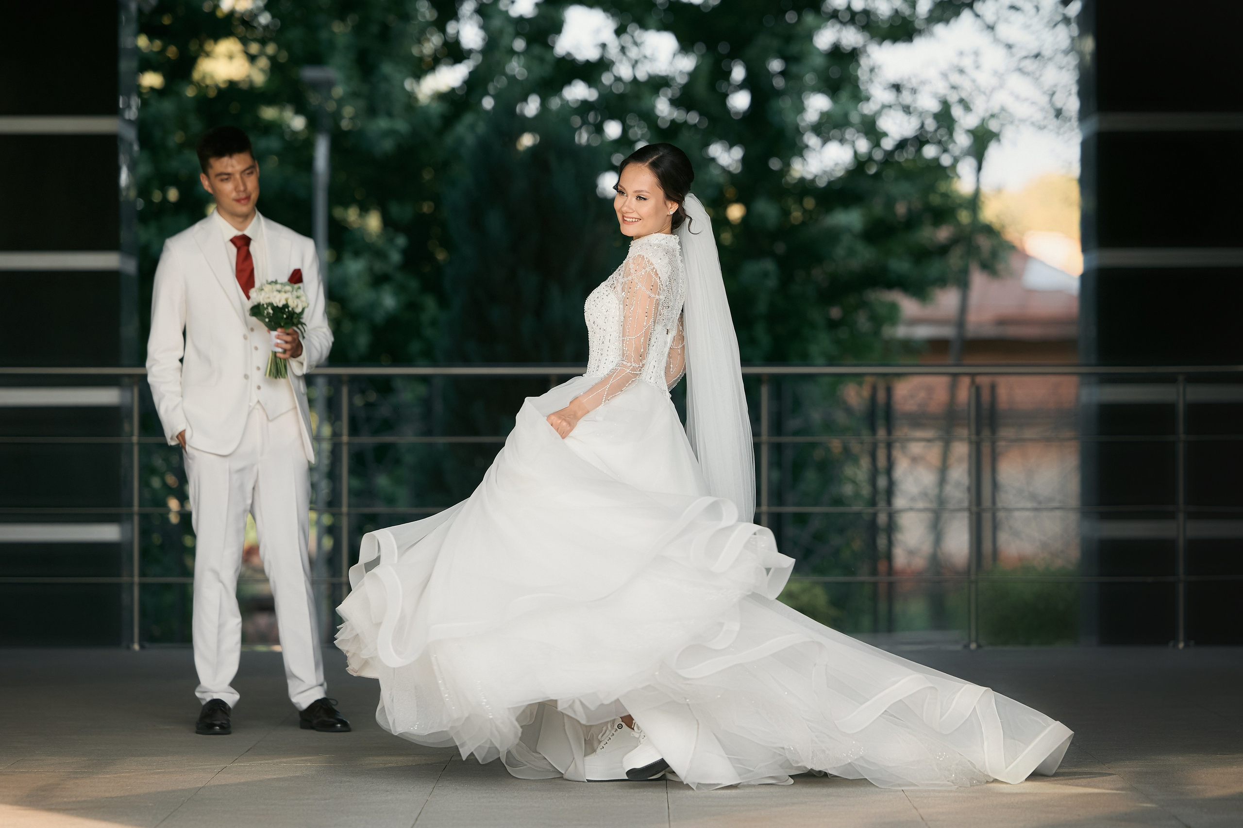 Аяз и Аделя. Свадебная фотосессия душевной пары в белых одеяниях на белых одеялах…. Мое имя Раиль. Я репортажный фотограф в Казани, так же мой любимый жанр — свадебный фотограф