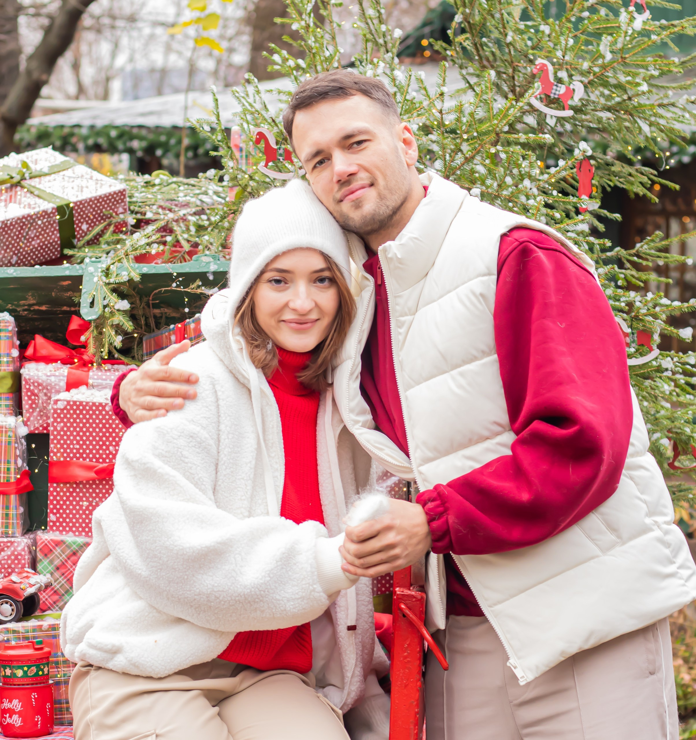 Новогодняя съёмка пары, зимняя атмосфера, подарки и декор,