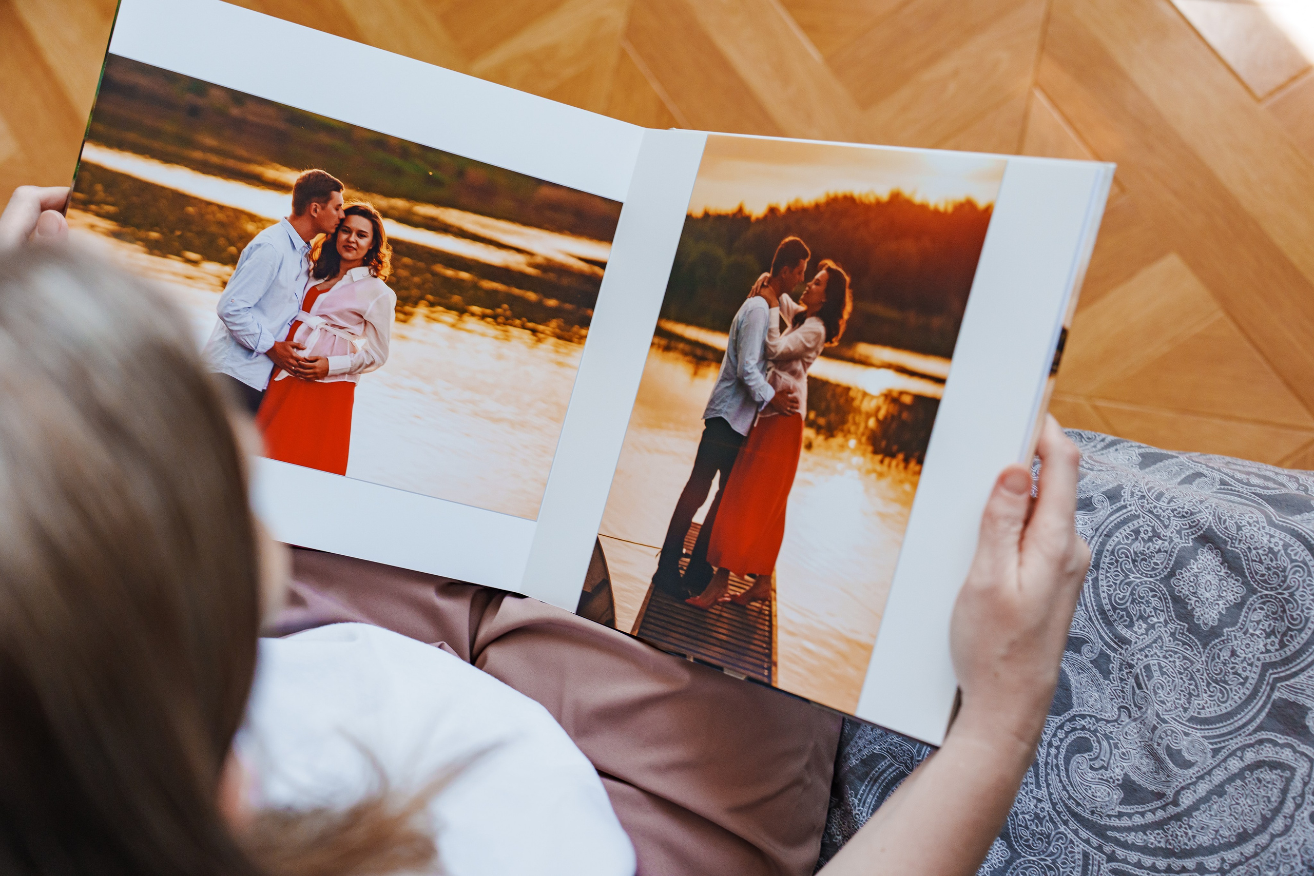 Разворот фотокниги в Ростове-на-Дону | Два кадра пары на закате над рекой Дон | Фотограф Андрей Сайфутдинов