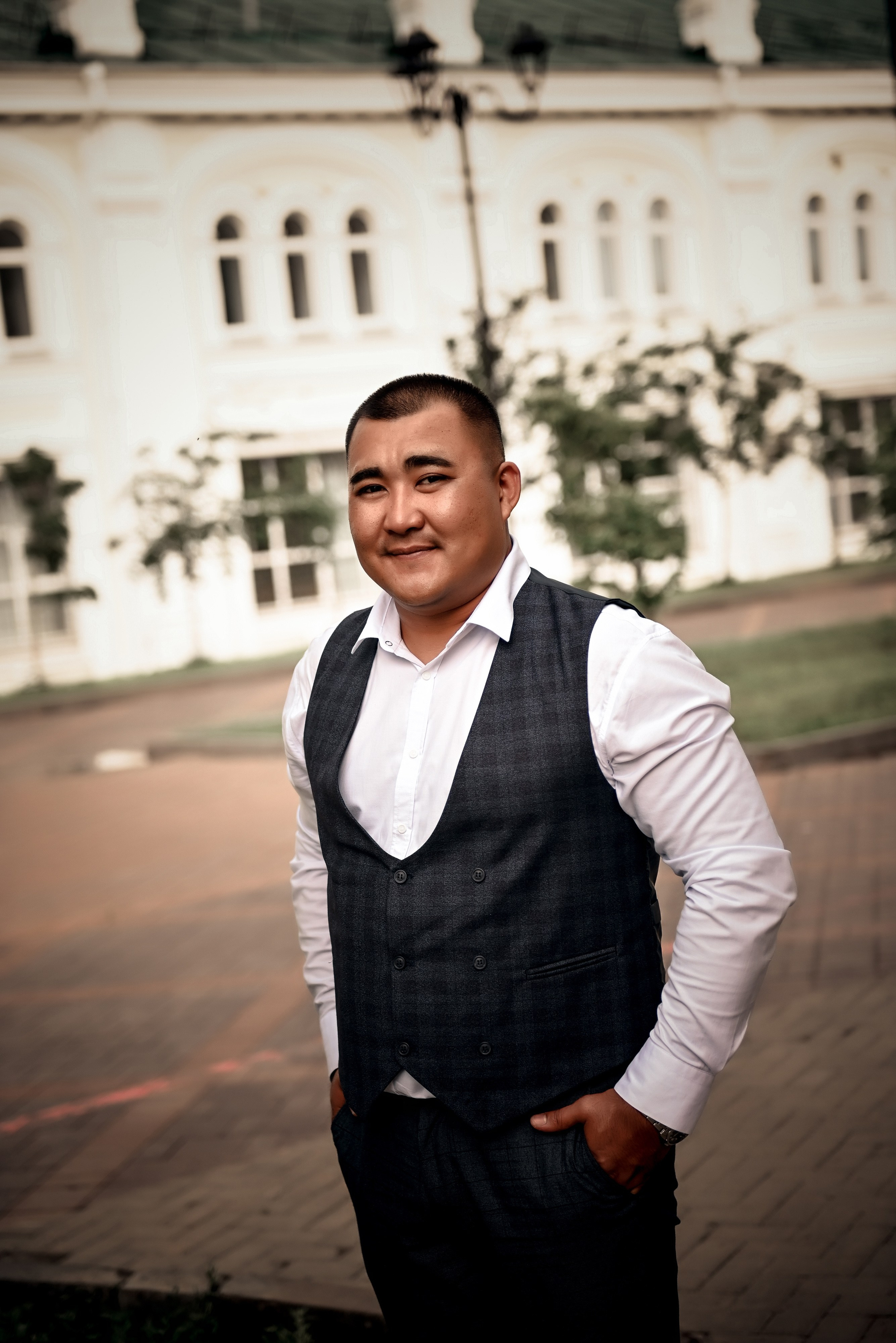 Небольшая свадебная серия в музее и прогулкой под дождем Эльмиры и Ризата. Свадебный, семейный, детский, контент фотограф в Омске Максим Ильин