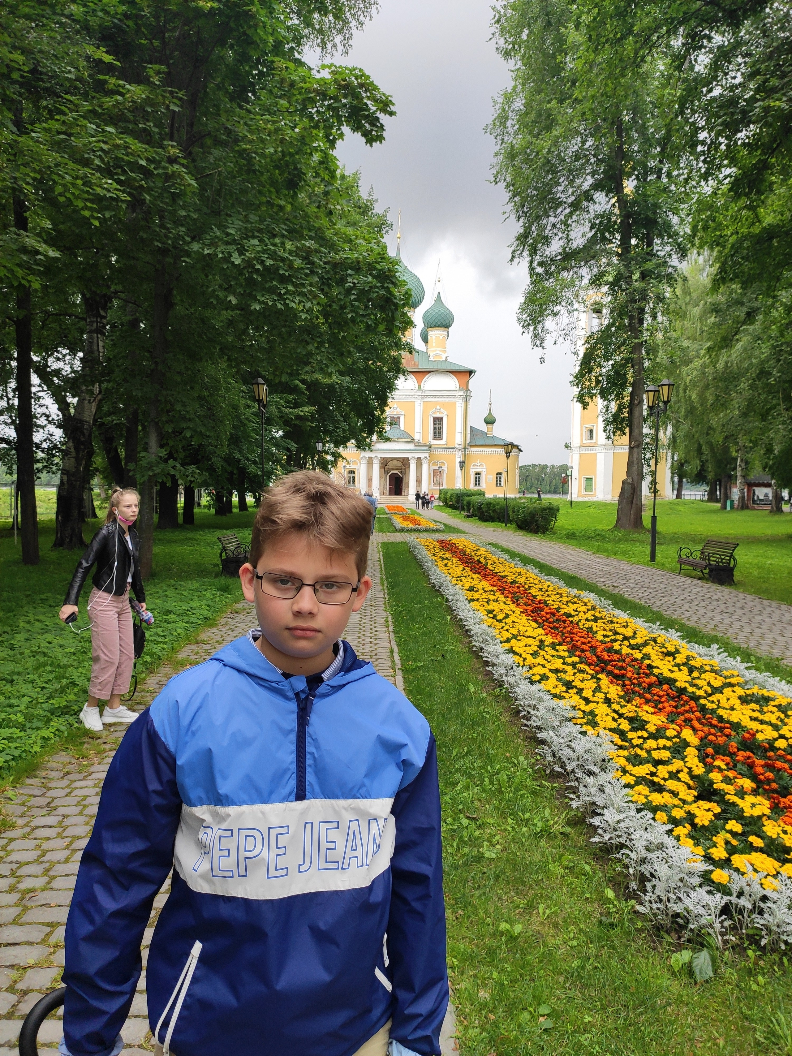 Но вся его территория ухожена. Именно сюда везут туристов круизных лайнеров