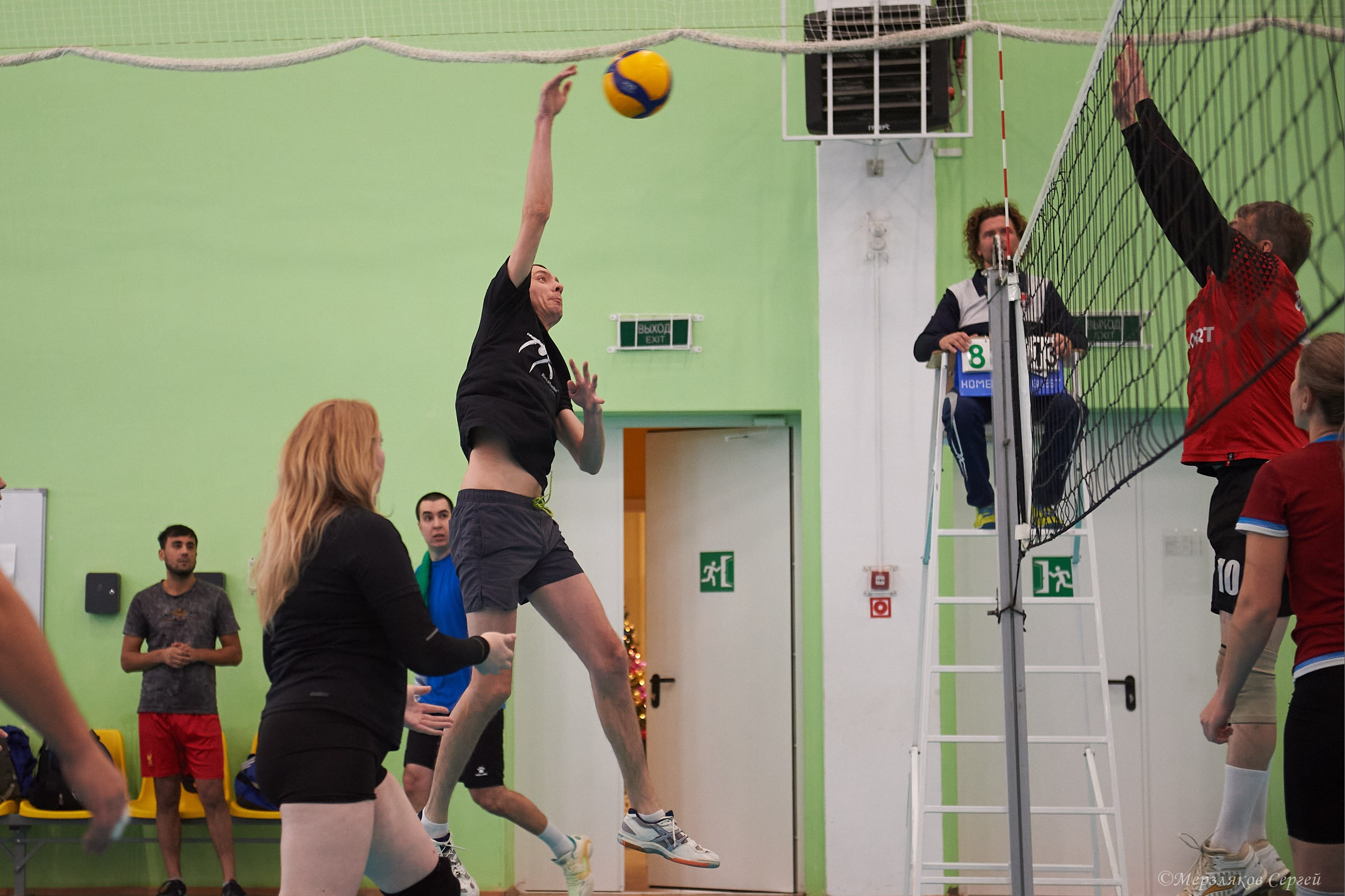 Новогодний волейбольный турнир. Ижевск. 16.12.23. Спортивный репортажный фотограф в Ижевске Сергей Мерзляков